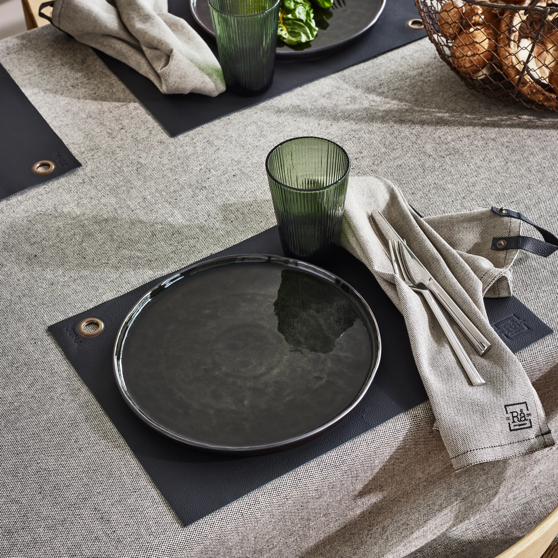 Rå pöytätabletti 43x30 cm, Musta Juna