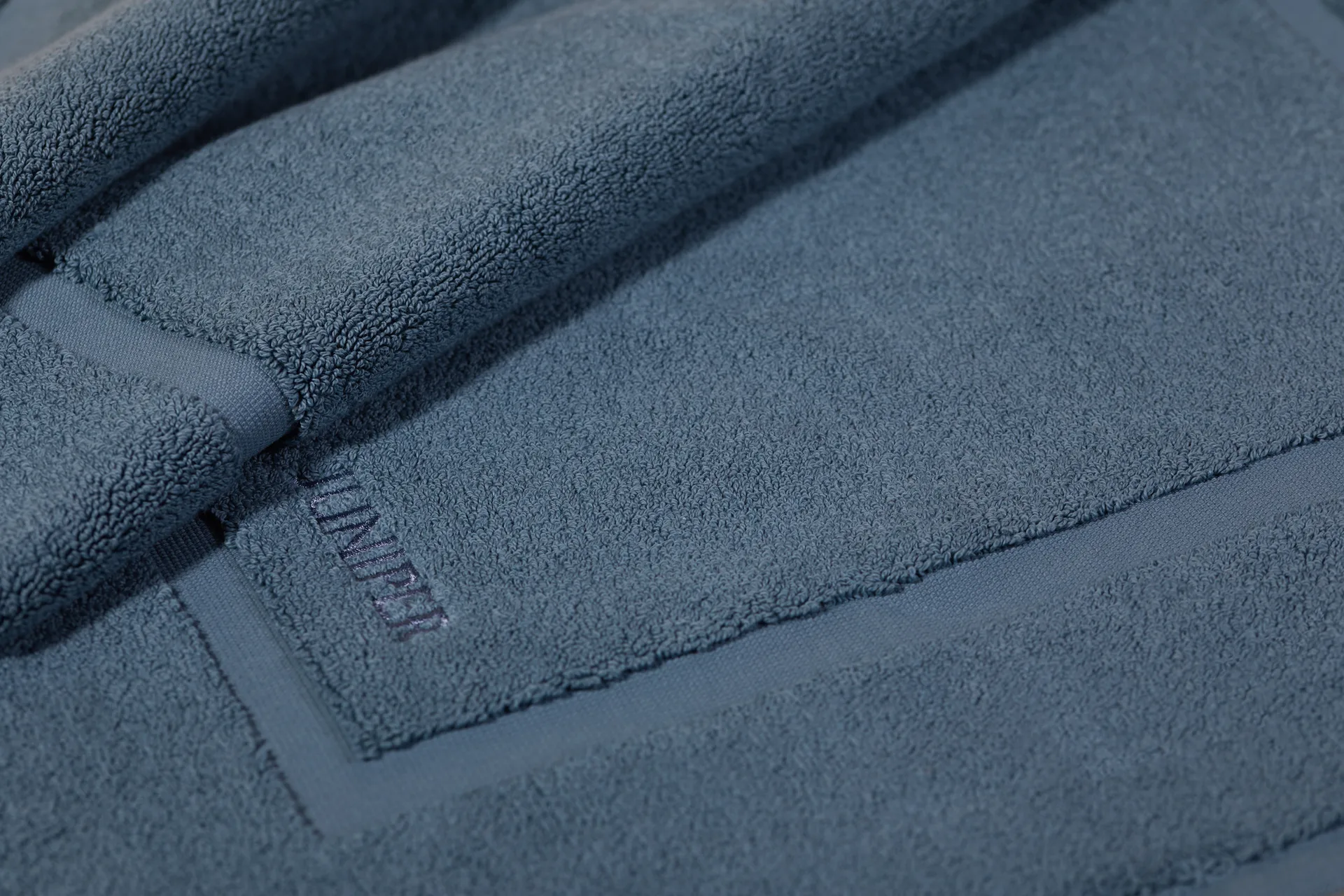 Juniper kylpyhuoneen matto 50 x 80 cm, North Sea Blue Juniper