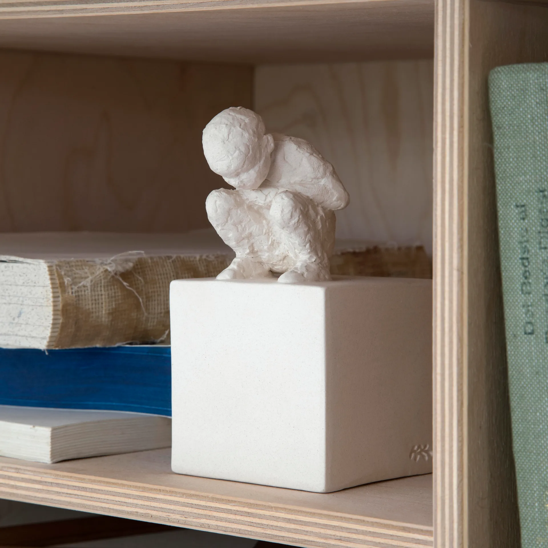 Character veistos viestillä, The curious one Kähler