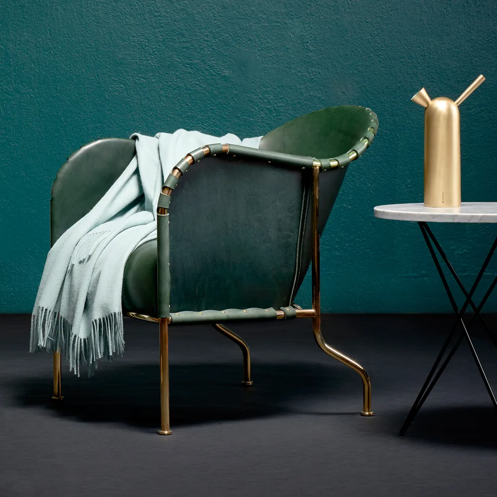 Bruno nojatuoli, Nahkainen luonnon-kuparinen jalusta Källemo