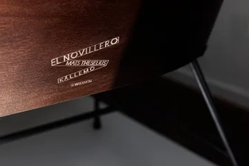 El Novillero nojatuoli - Nahka Nubuck 512-musta runko - Källemo