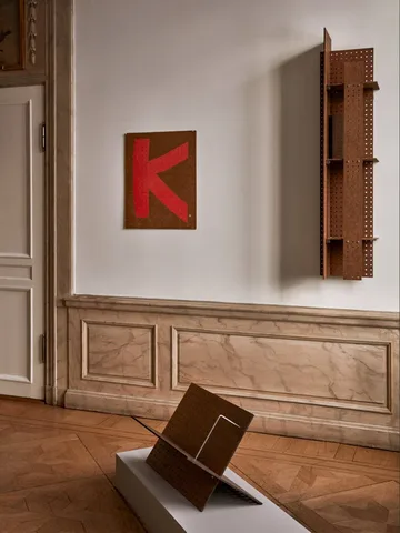 FF01 The Perforated Furniture kirjateline - Kovalevy-pähkinäpuu, 53x33x54 - Källemo