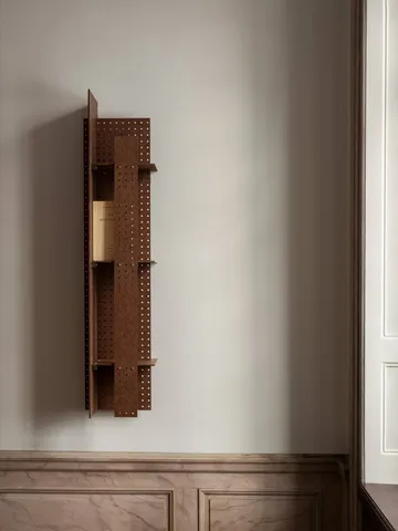 FF02 The Perforated Furniture seinähylly - Kovalevy-pähkinäpuu, 28x24x128 cm - Källemo