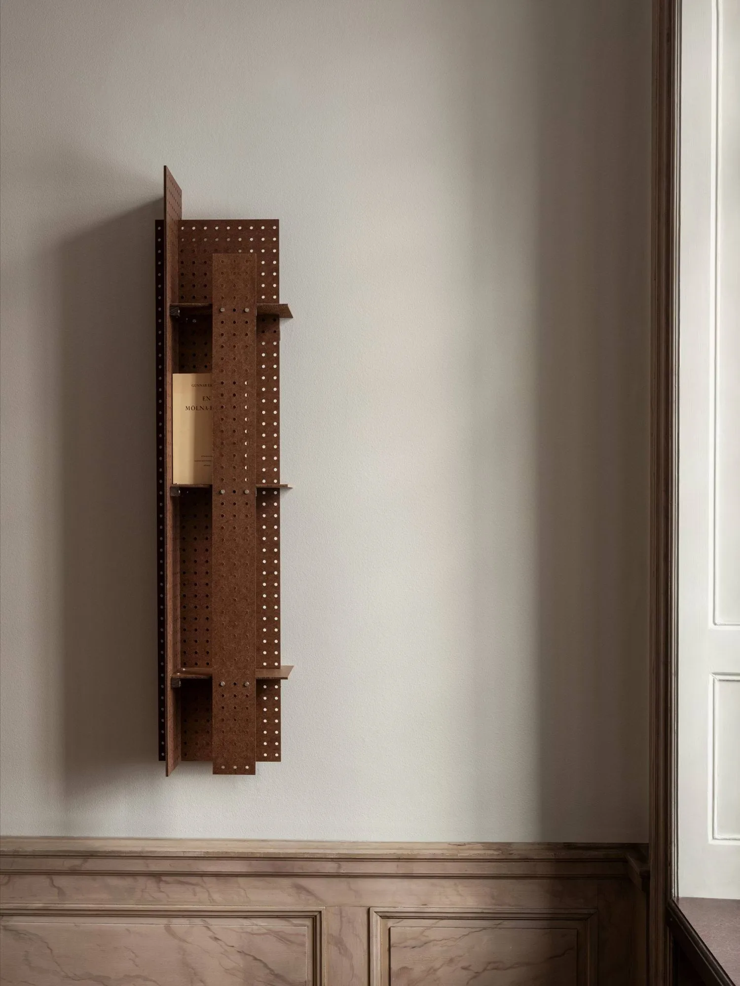 FF02 The Perforated Furniture seinähylly, Kovalevy-pähkinäpuu, 28x24x128 cm Källemo FF02 The Perforated Furniture seinähylly, Kovalevy-pähkinäpuu, 28x24x128 cm Källemo