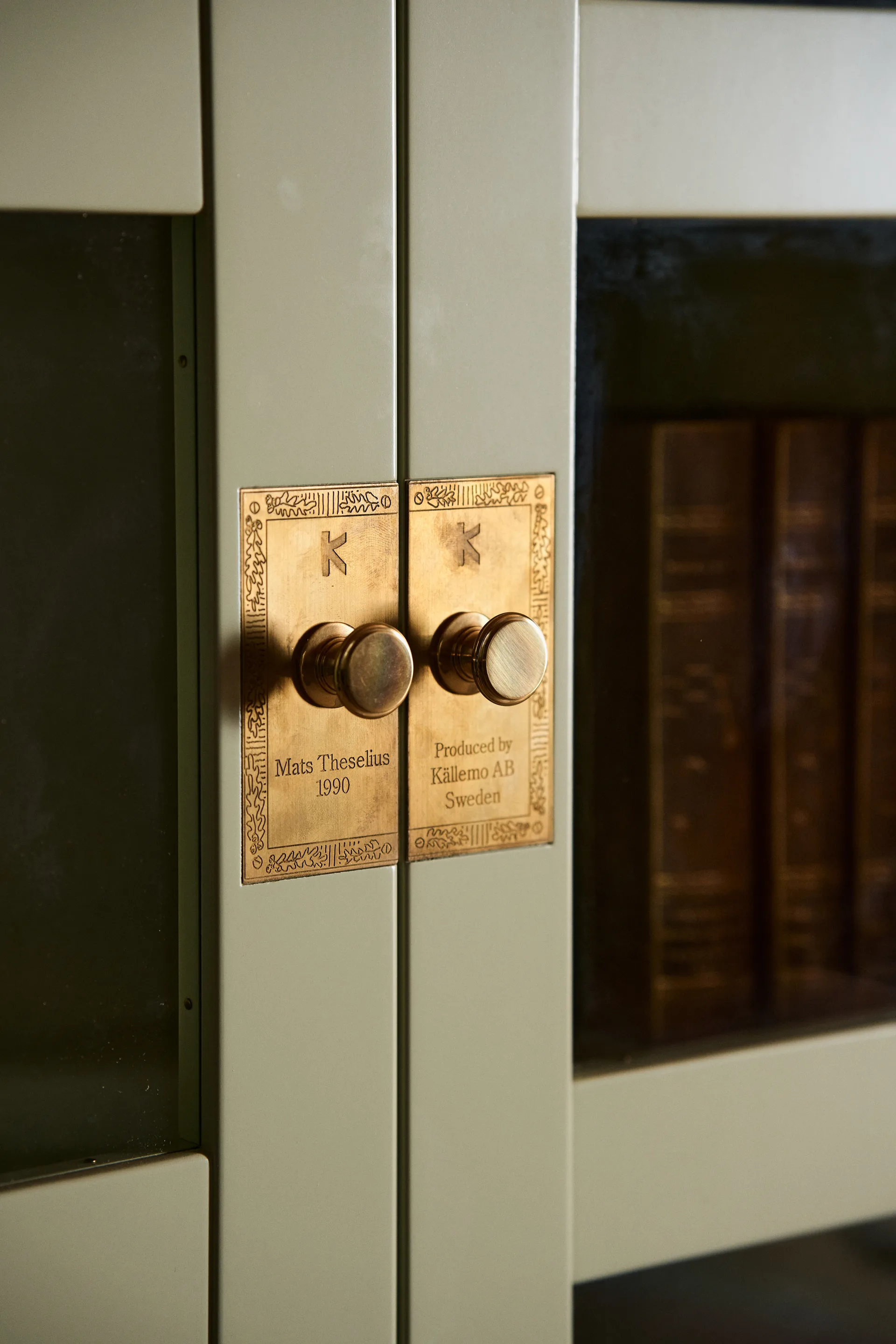 National Geographic kirjahylly, Keltainen boksi jalusta messinki Källemo