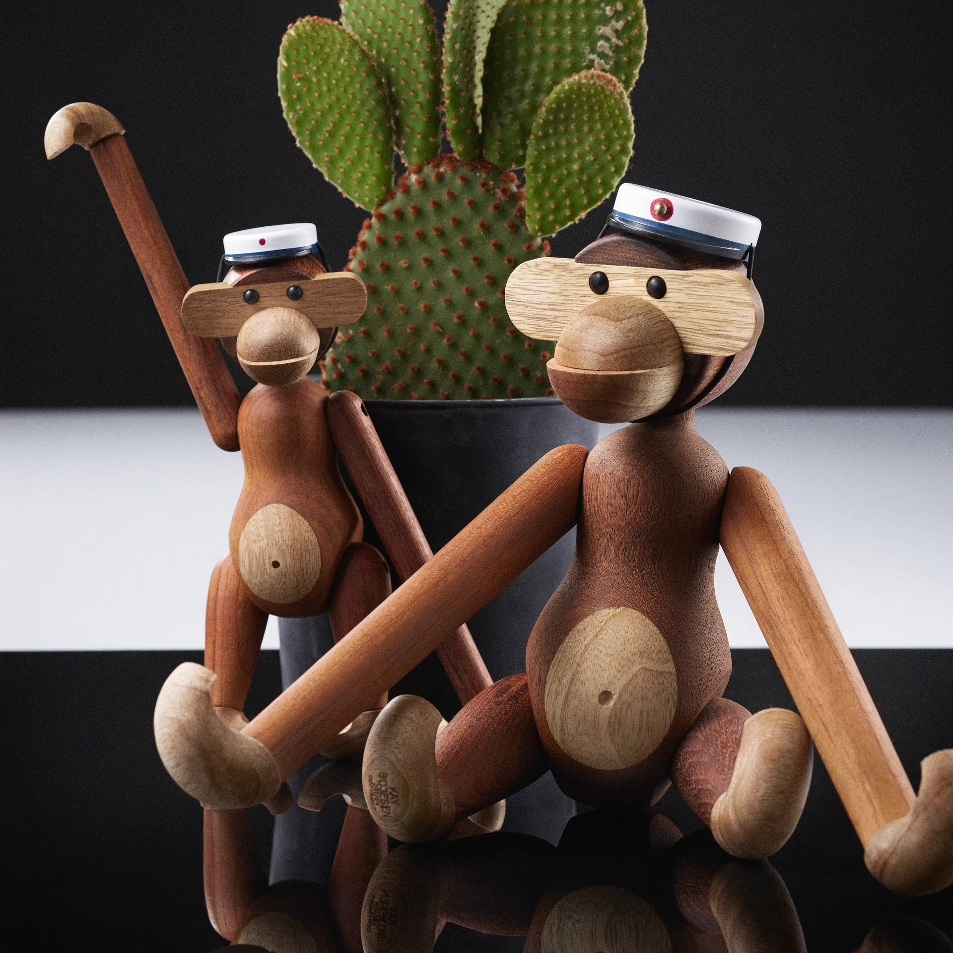 Kay Bojesen -ylioppilaslakki keskikokoiselle apinalle, Sininen Kay Bojesen Denmark