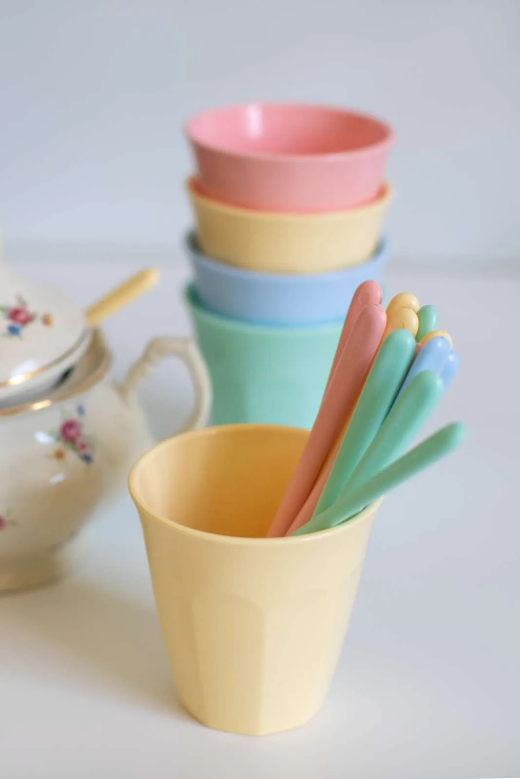 Nora Macarons astiasto 16 osaa., Monivärinen Koziol