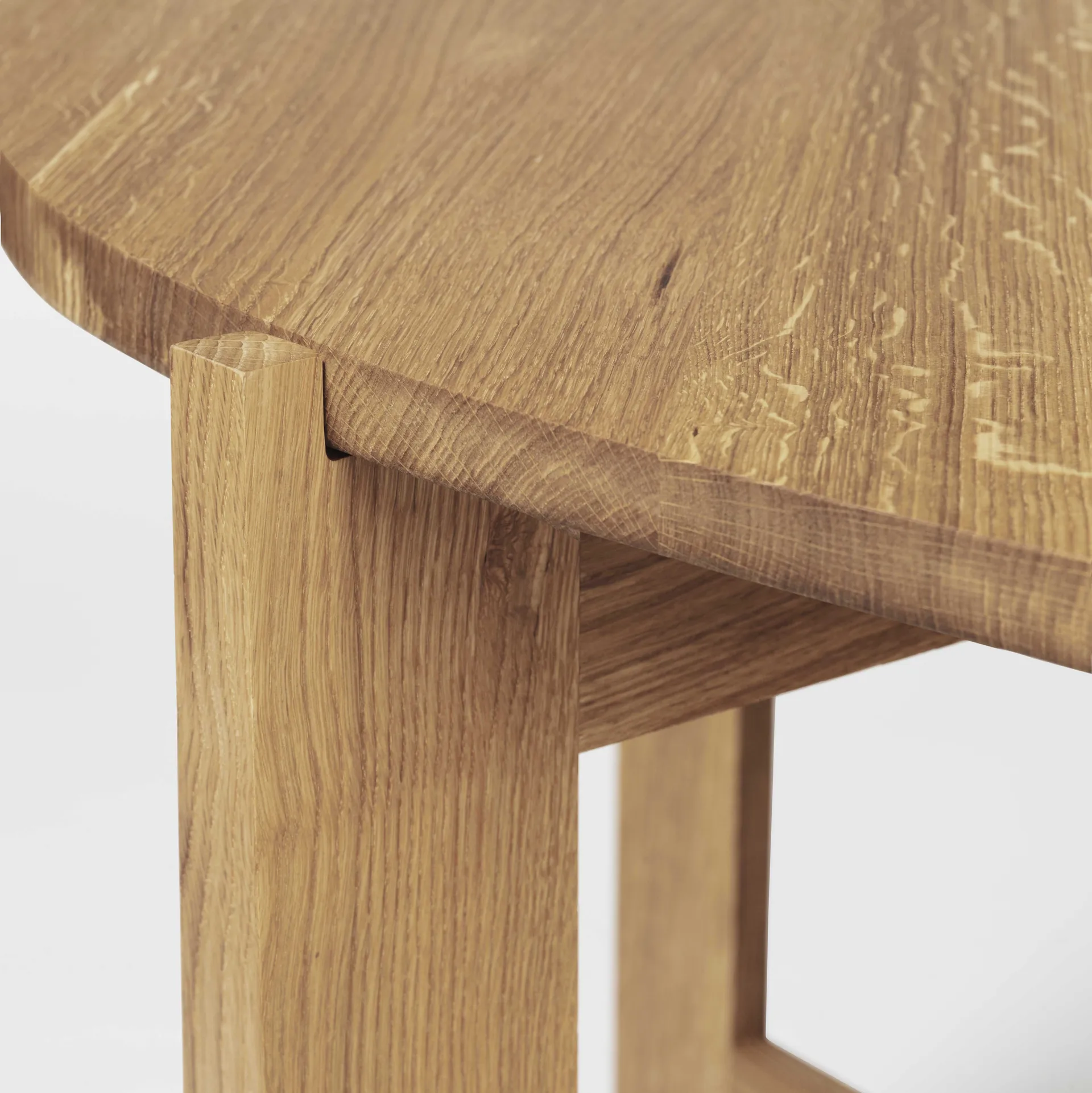 Collector ruokapöytä Ø120×74 cm, Lämmin lakattu tammi Kristina Dam Studio