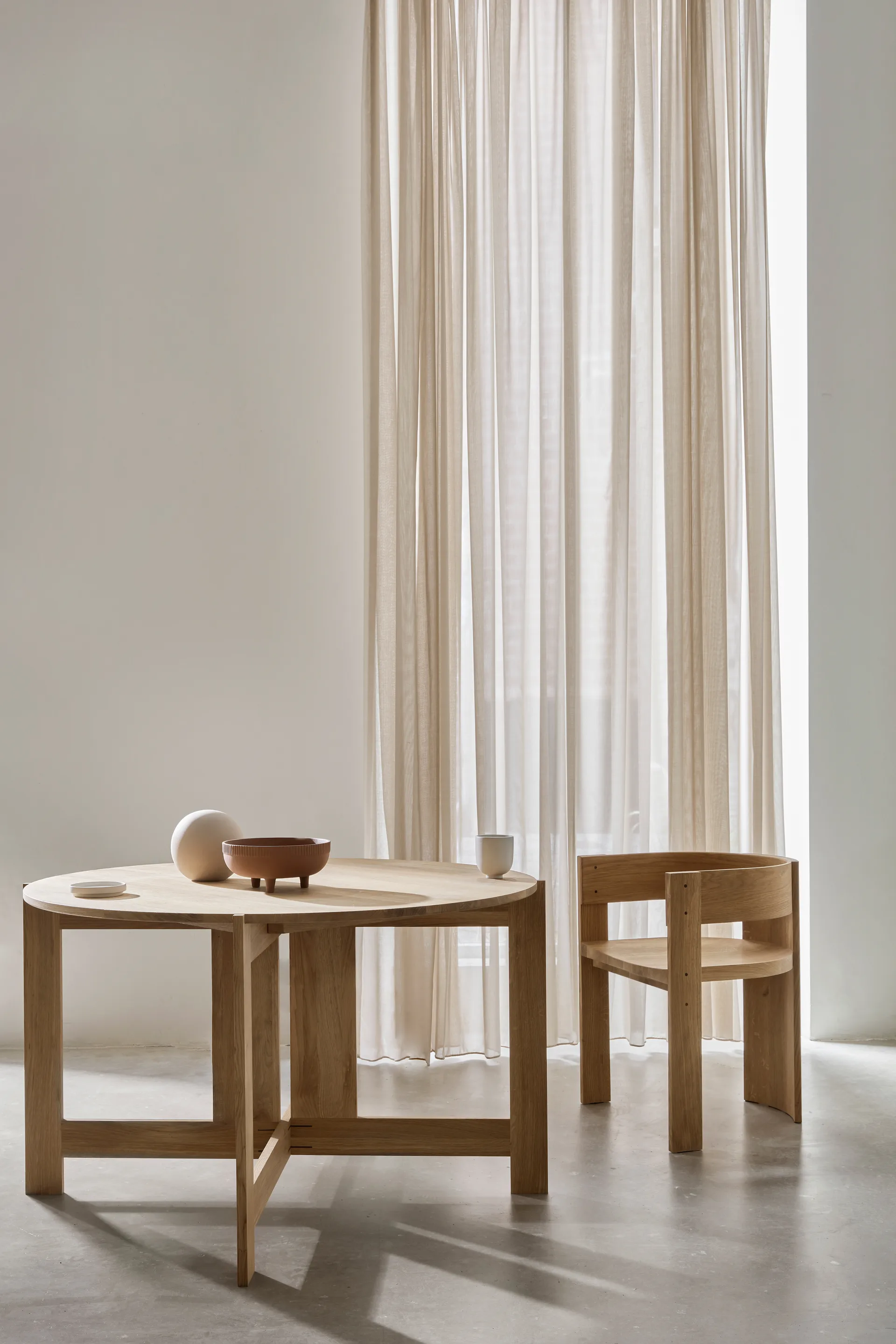 Collector ruokapöytä Ø120×74 cm, Lämmin lakattu tammi Kristina Dam Studio