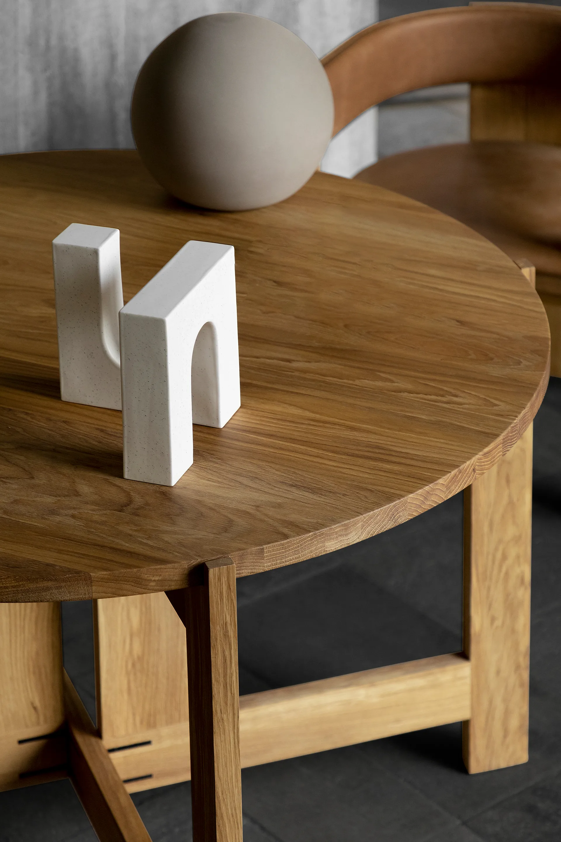 Collector ruokapöytä Ø120×74 cm, Lämmin lakattu tammi Kristina Dam Studio