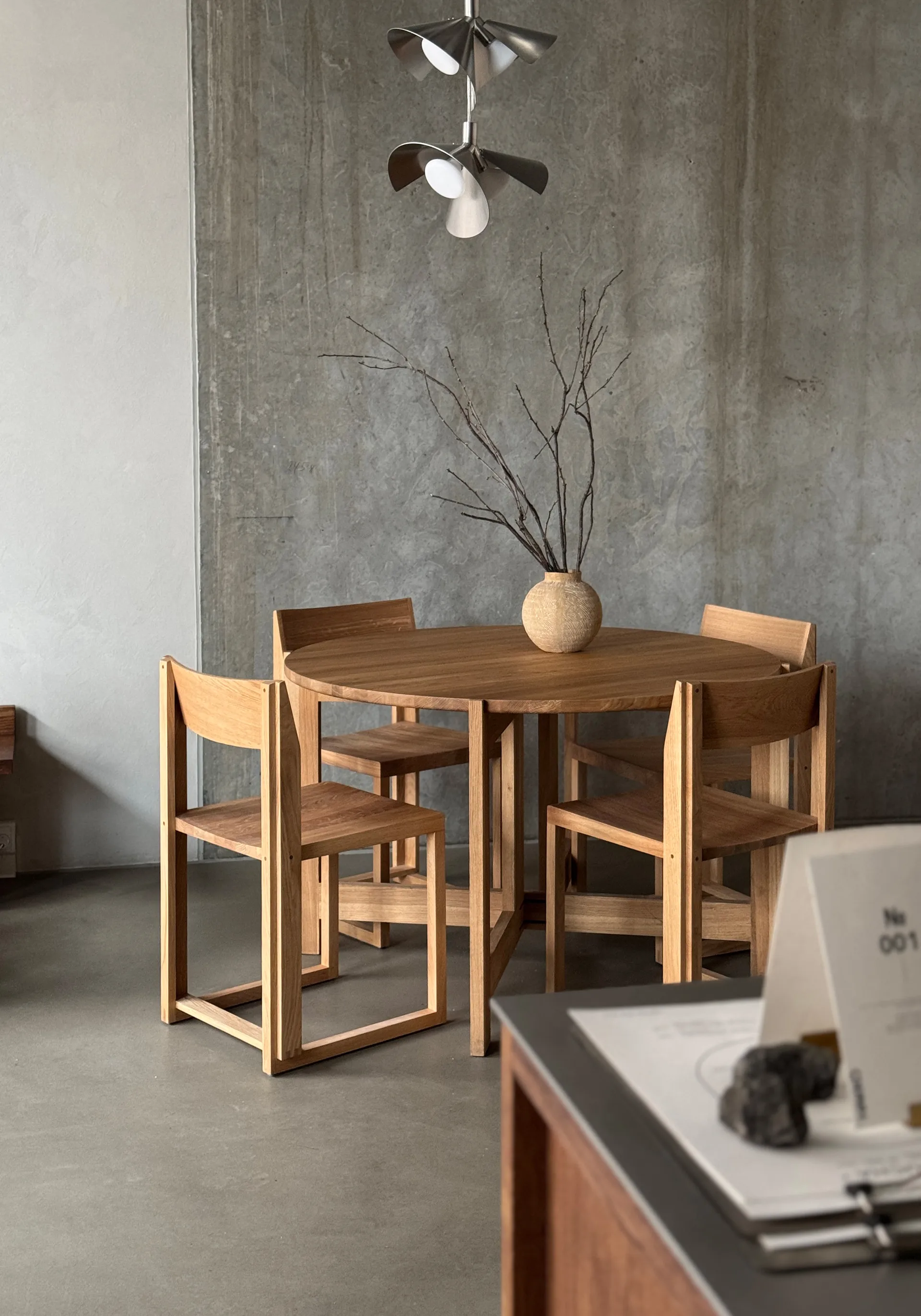 Collector ruokapöytä Ø120×74 cm, Lämmin lakattu tammi Kristina Dam Studio