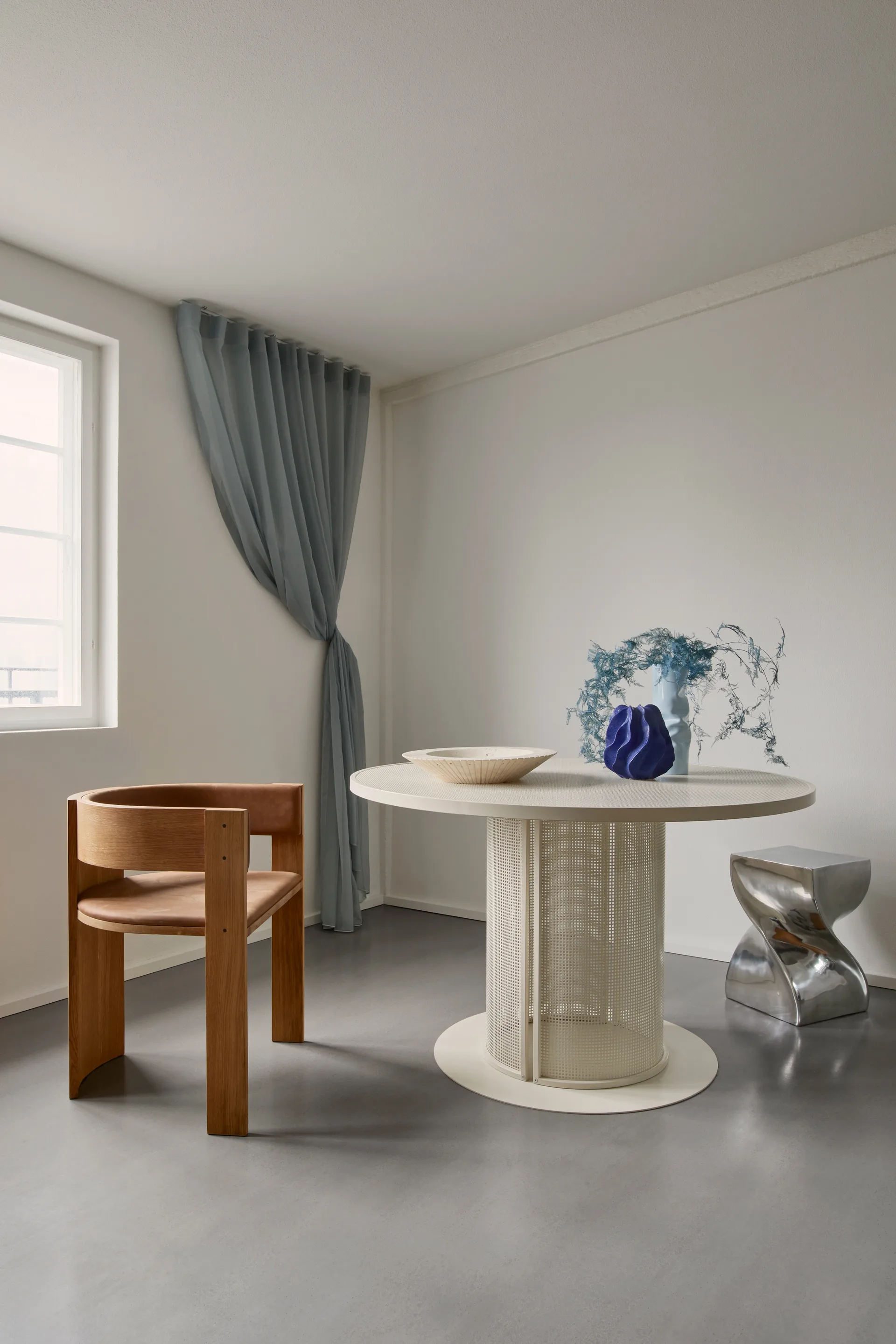 Collector tuoli, Lämmin lakattu tammi–konjakinvärinen nahka Kristina Dam Studio