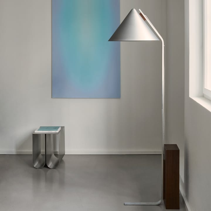 Cone lattiavalaisin - Harjattu alumiini - Kristina Dam Studio