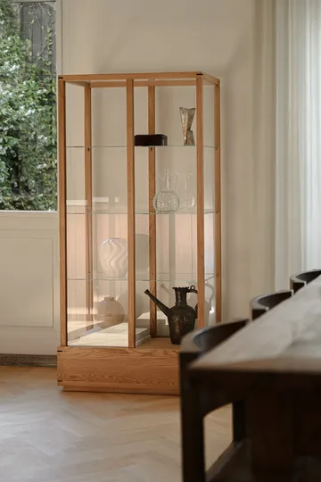 Japanilainen vitriinikaappi large - Lämmin öljytty tammi - Kristina Dam Studio