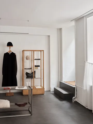 Japanilainen vitriinikaappi large - Lämmin öljytty tammi - Kristina Dam Studio