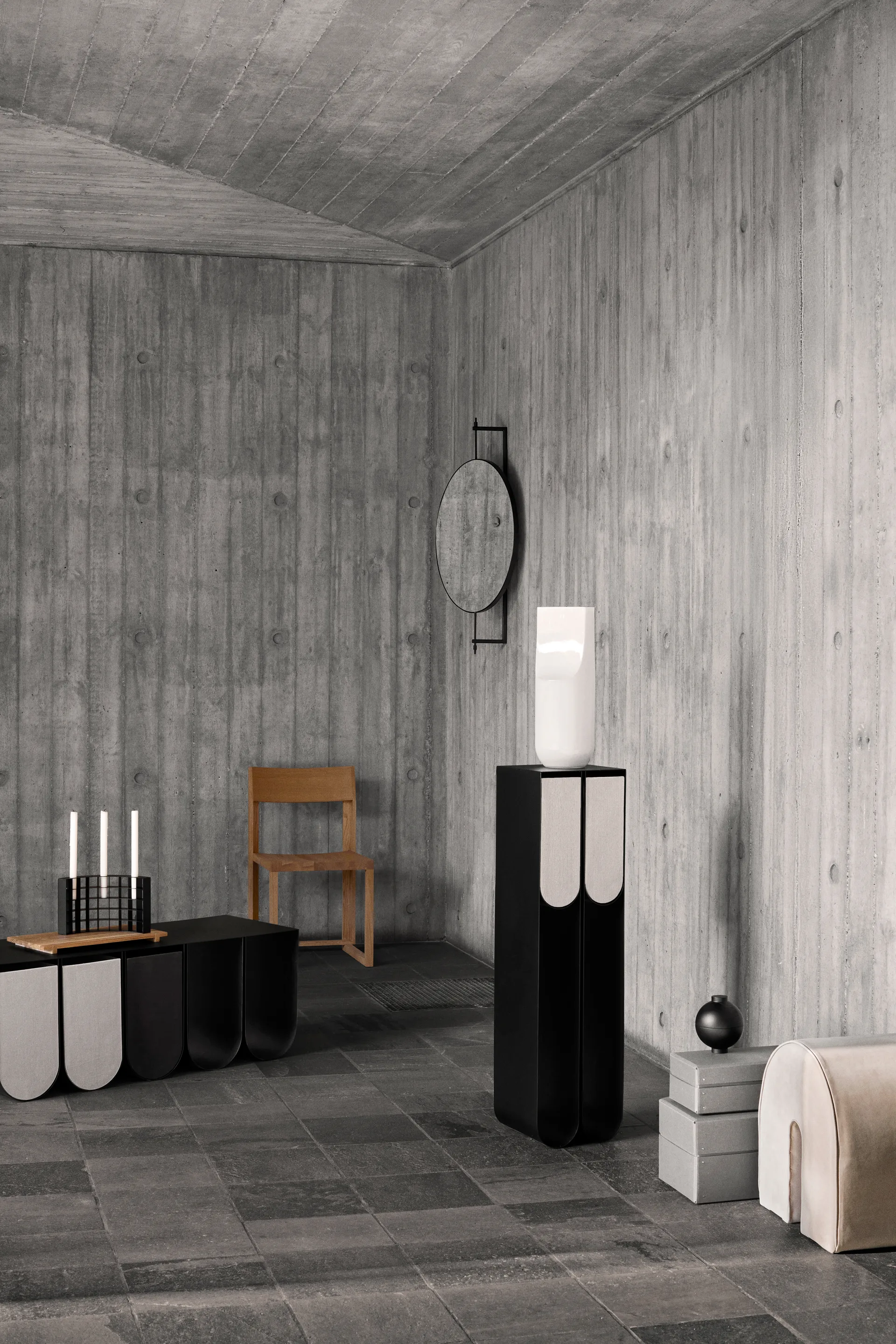 Kaareva jalusta, Musta Kristina Dam Studio