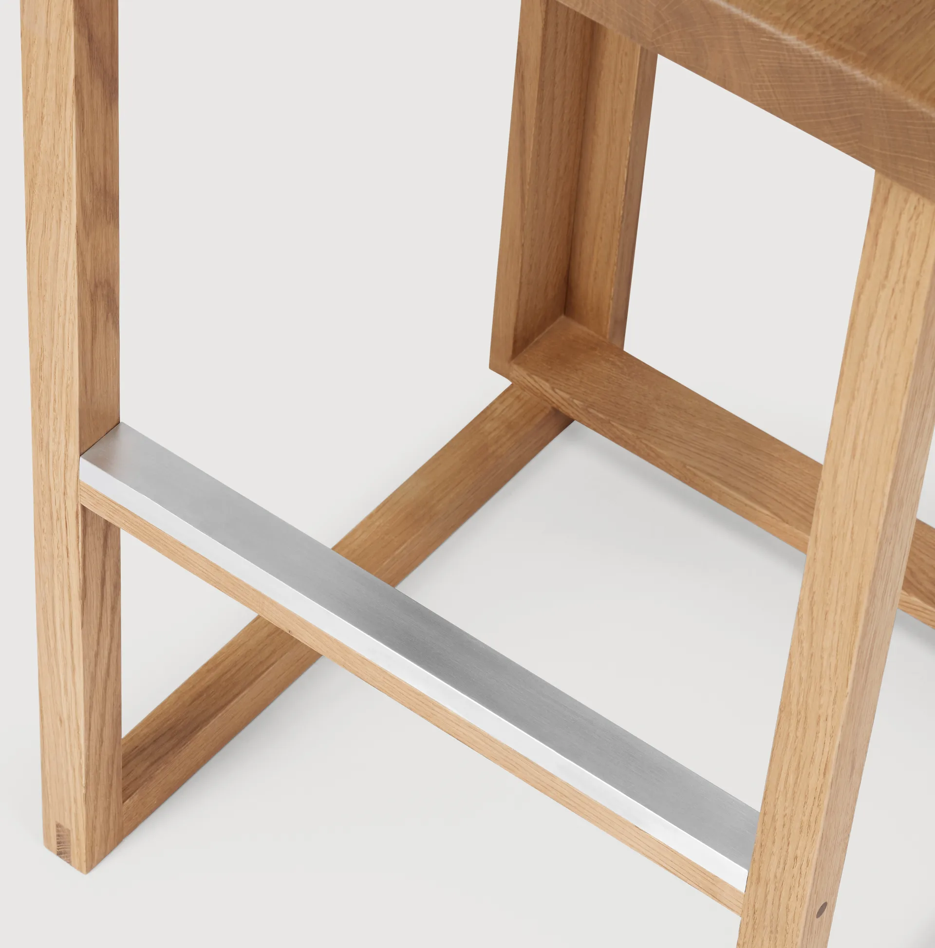 Outline baarituoli 75 cm, Lämmin lakattu tammi harjattu teräs Kristina Dam Studio