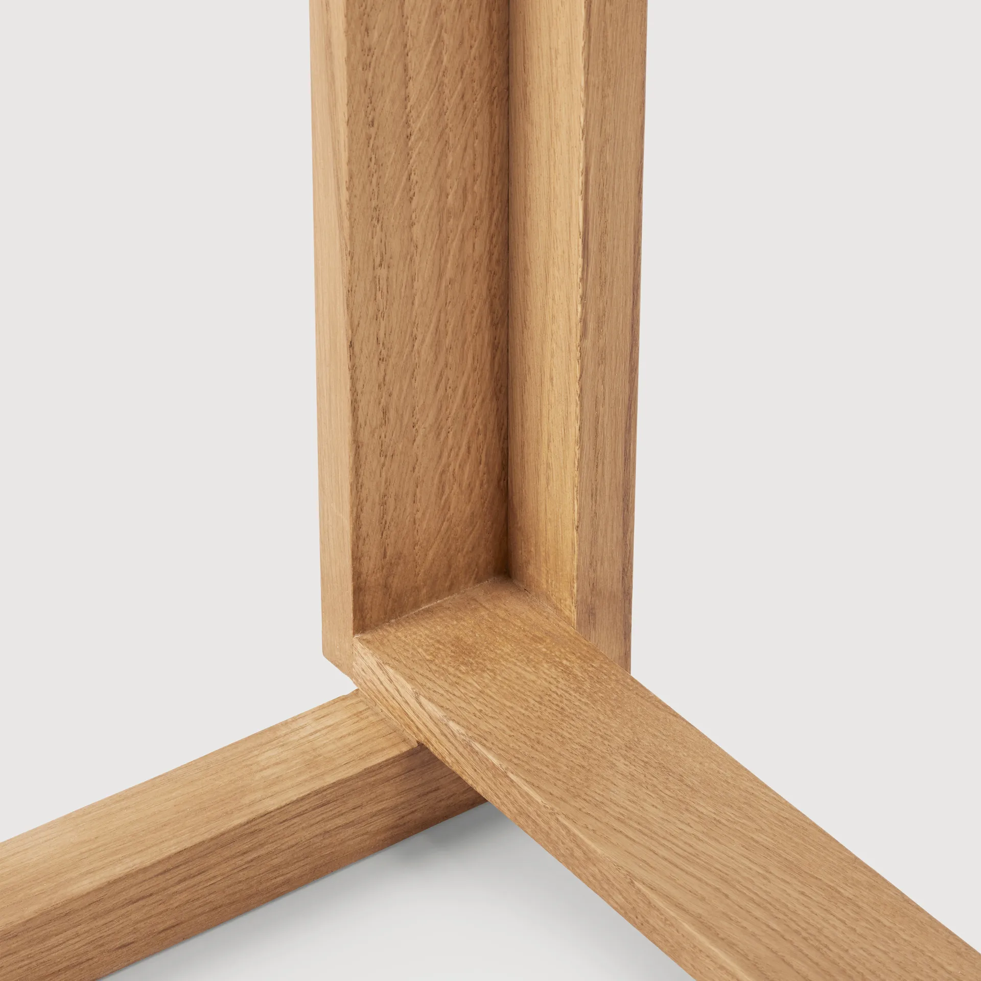 Outline baarituoli 75 cm, Lämmin lakattu tammi harjattu teräs Kristina Dam Studio