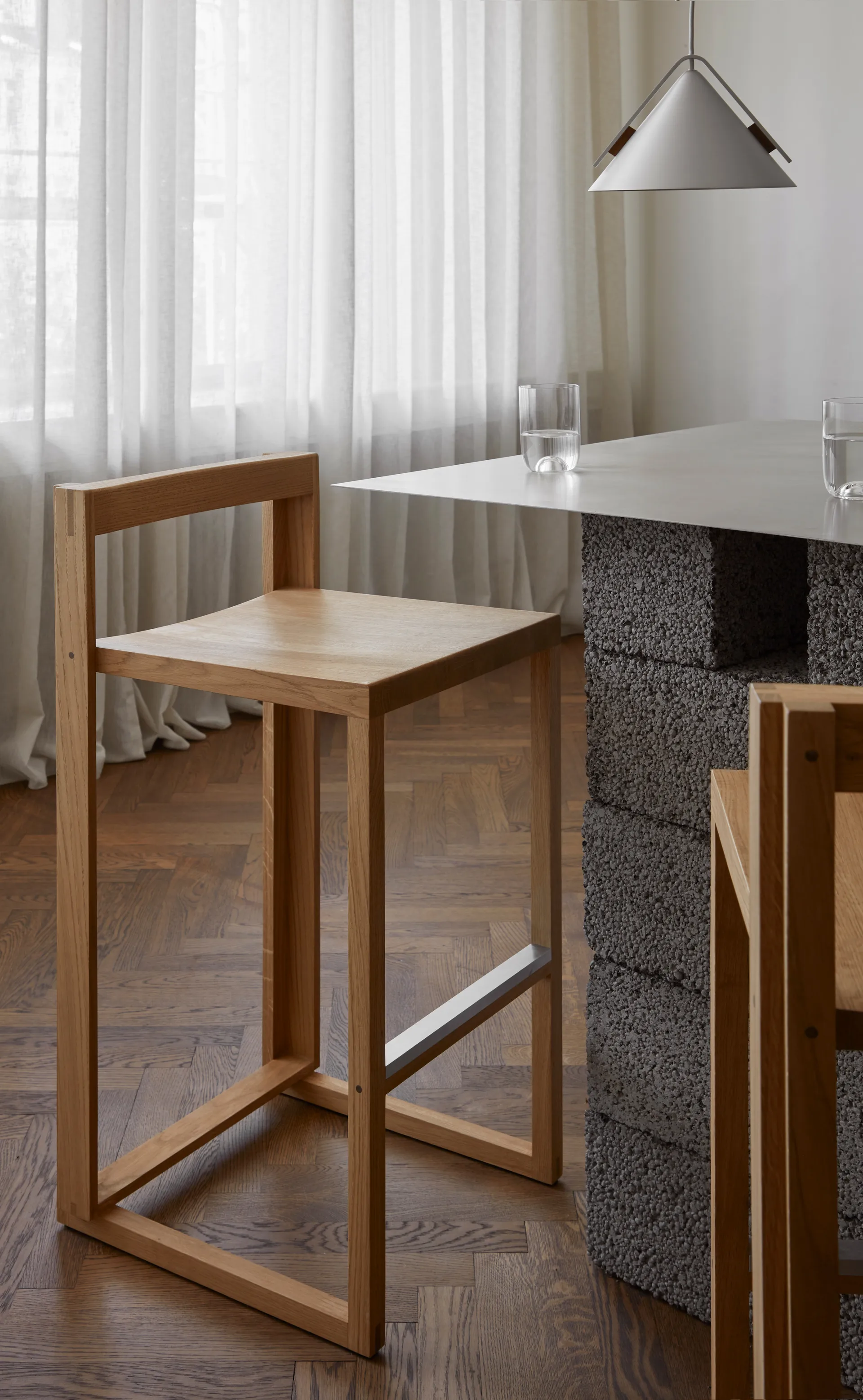 Outline baarituoli 75 cm, Lämmin lakattu tammi harjattu teräs Kristina Dam Studio