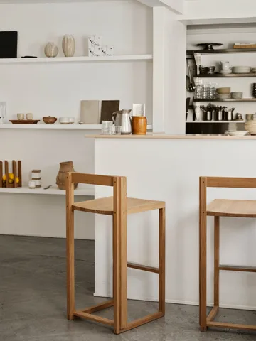 Outline baarituoli 75 cm - Lämmin lakattu tammi harjattu teräs - Kristina Dam Studio