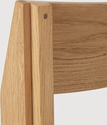 Outline tuoli - Lämmin lakattu tammi-pähkinä - Kristina Dam Studio