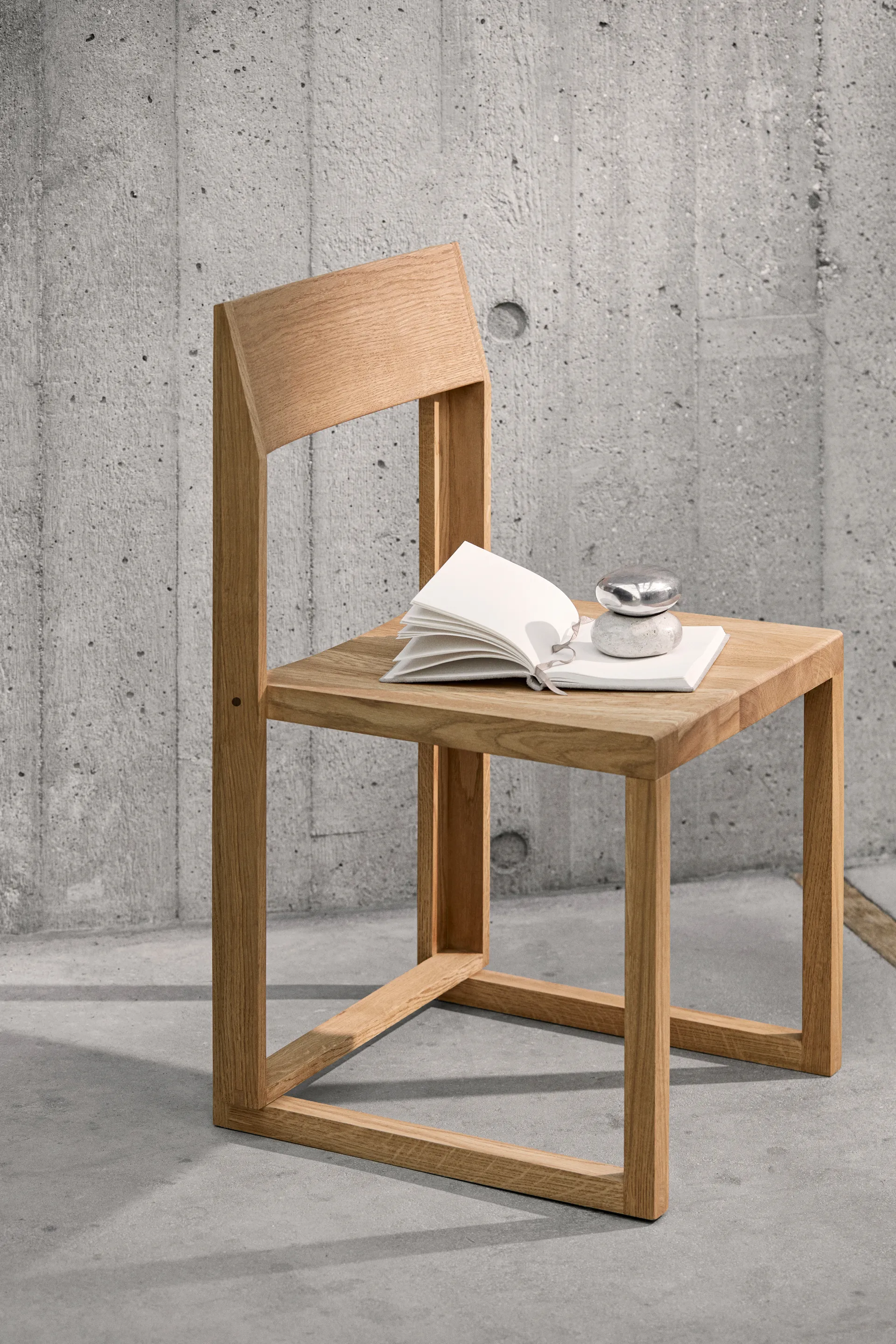 Outline tuoli, Lämmin lakattu tammi-pähkinä Kristina Dam Studio