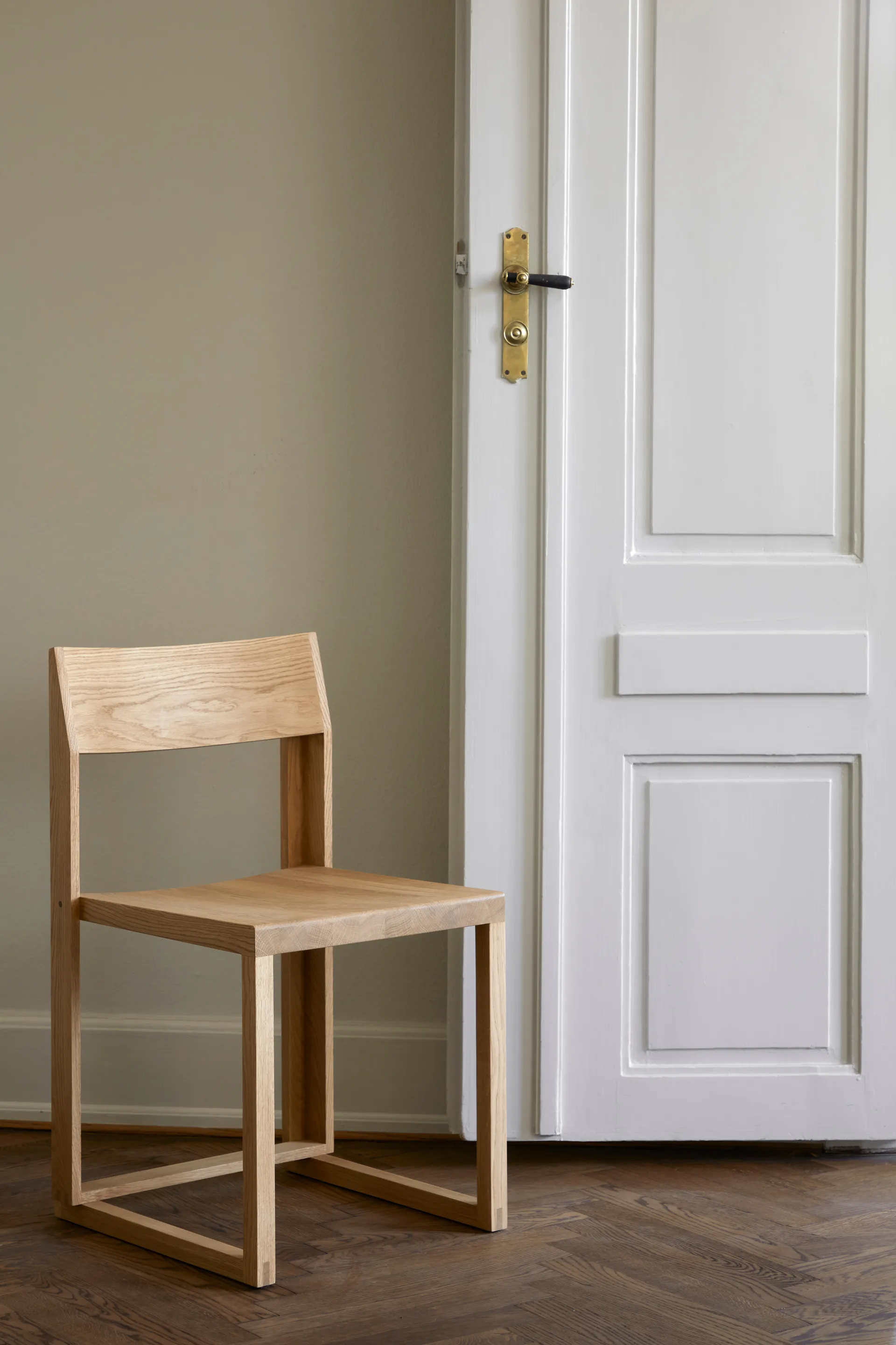 Outline tuoli, Lämmin lakattu tammi-pähkinä Kristina Dam Studio