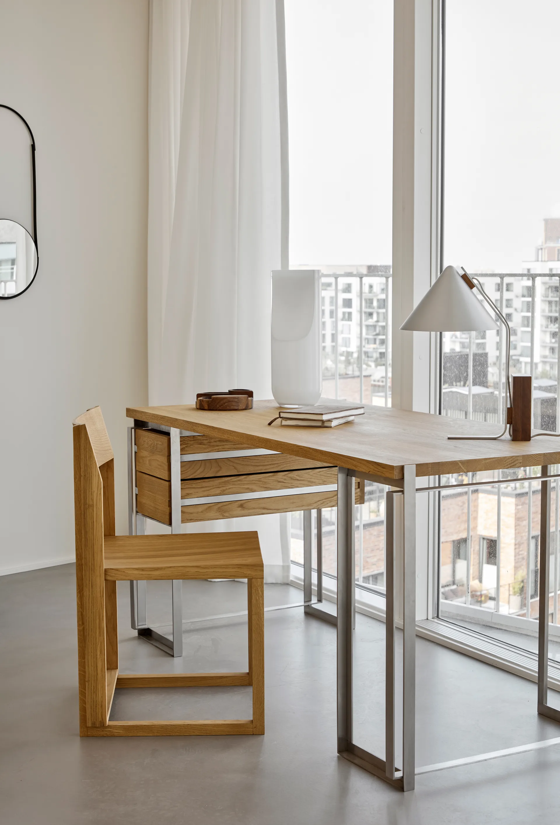 Outline tuoli, Lämmin lakattu tammi-pähkinä Kristina Dam Studio