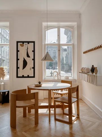 Outline tuoli - Lämmin lakattu tammi-pähkinä - Kristina Dam Studio