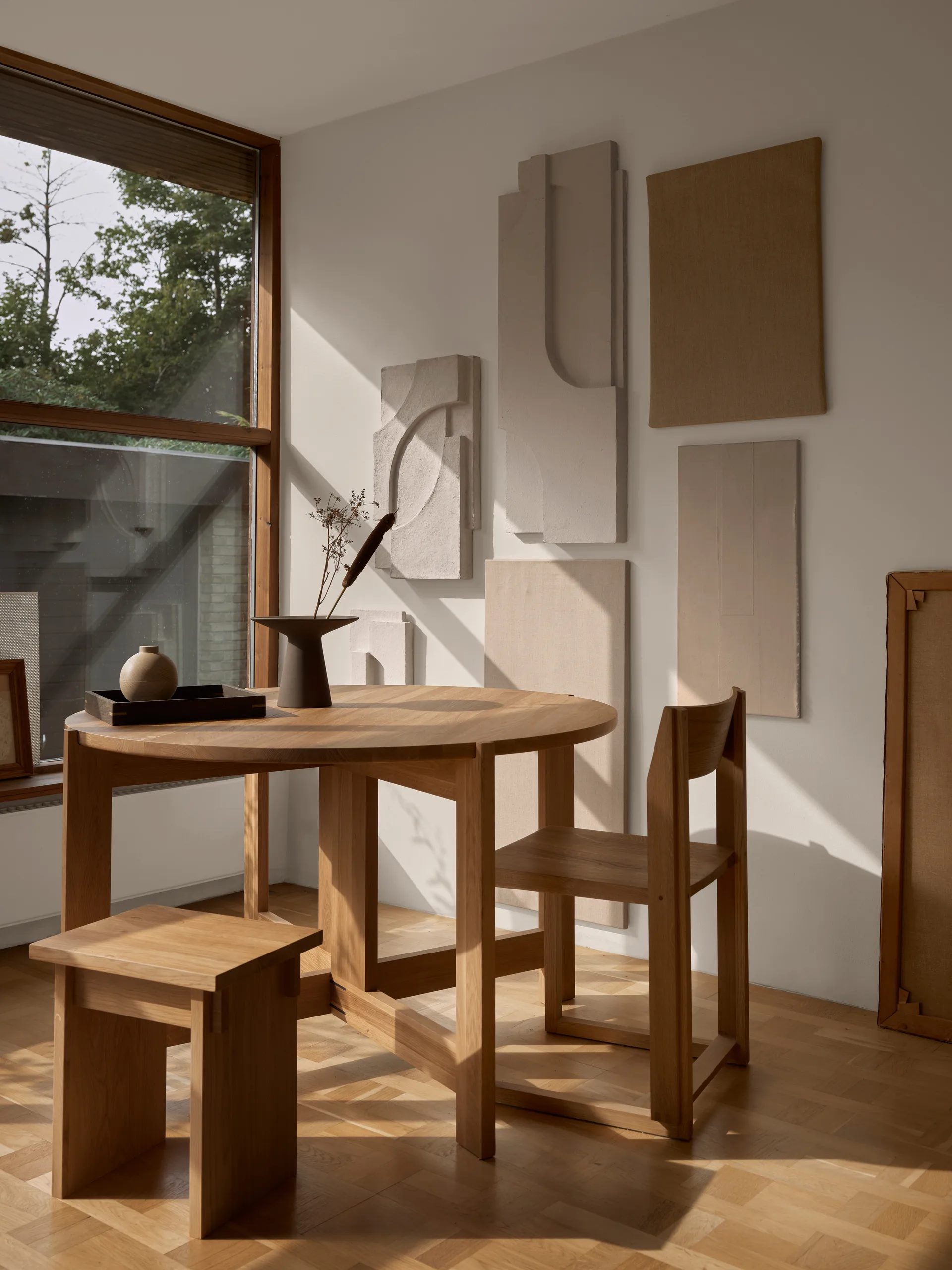 Outline tuoli, Lämmin lakattu tammi-pähkinä Kristina Dam Studio