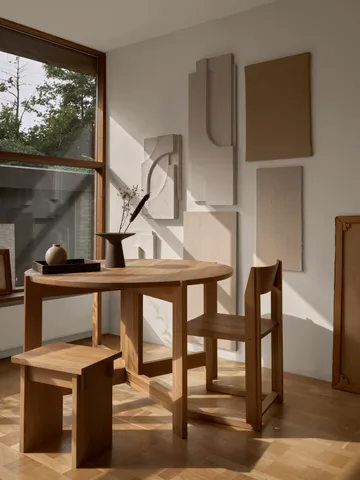 Outline tuoli - Lämmin lakattu tammi-pähkinä - Kristina Dam Studio