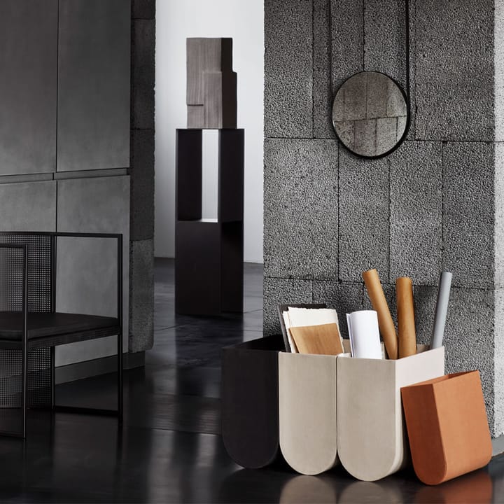 Pedestal sivupöytä, Black Kristina Dam Studio
