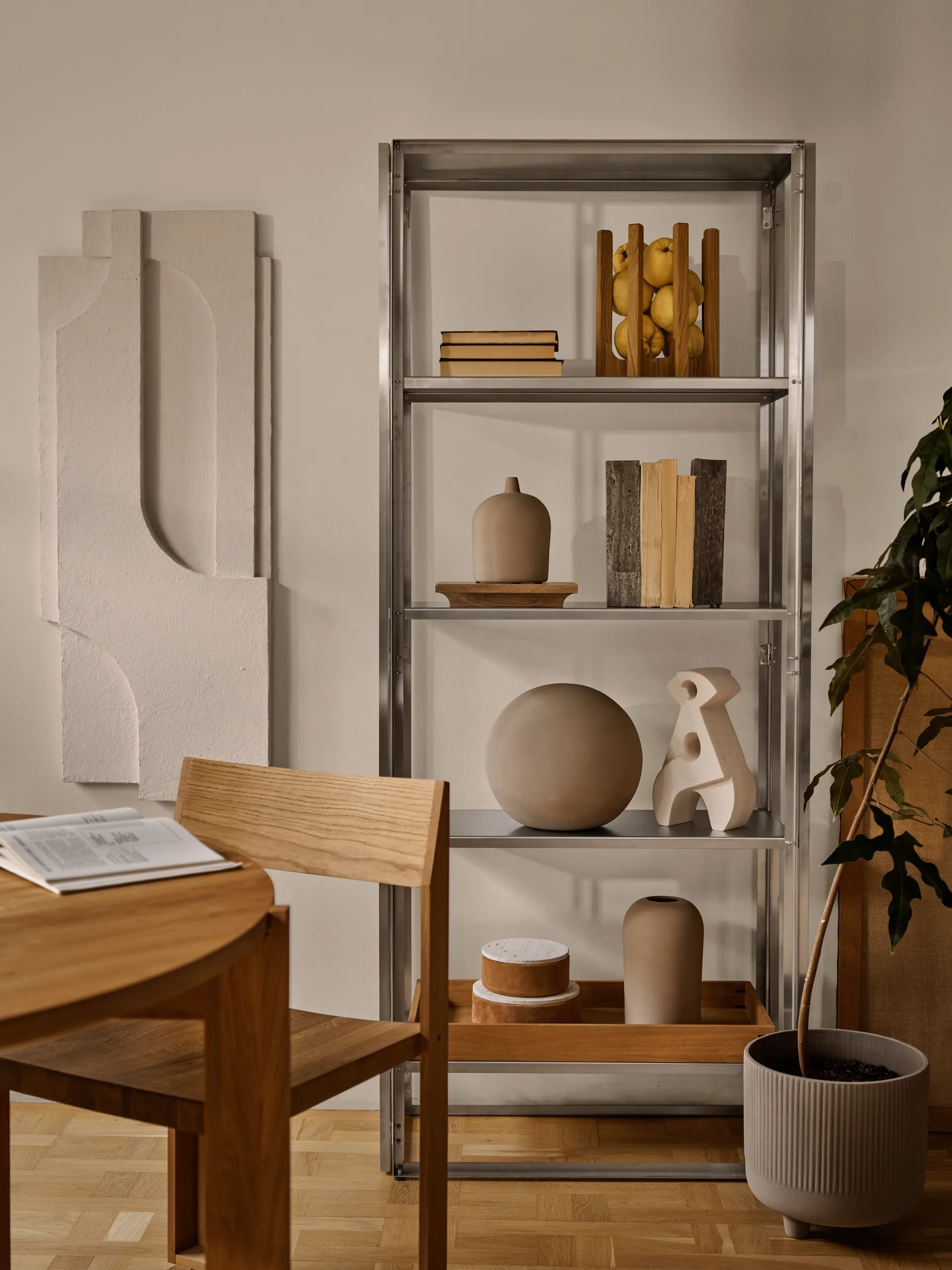 Serif Relief seinäkoriste L, Off white Kristina Dam Studio