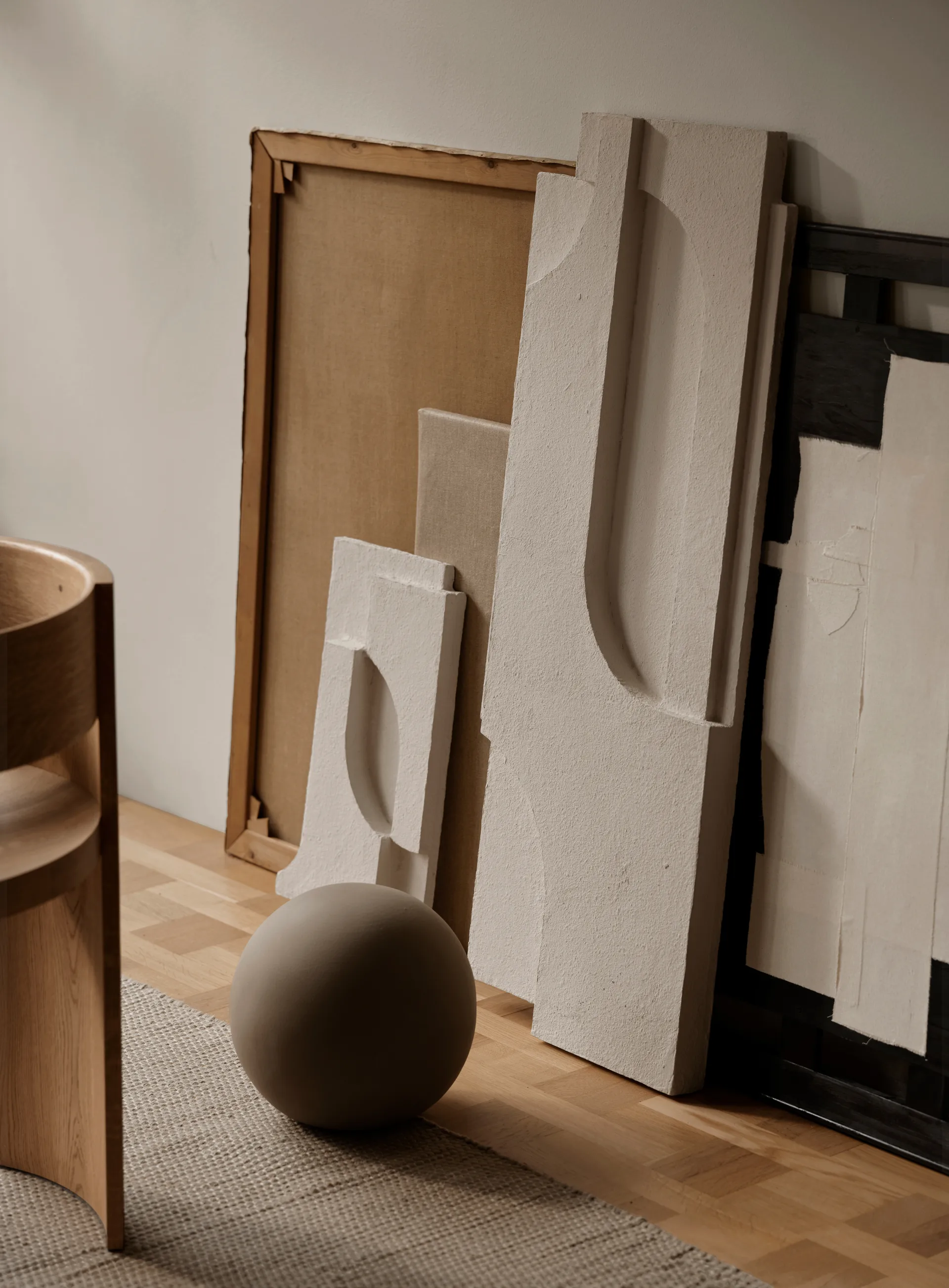 Serif Relief seinäkoriste L, Off white Kristina Dam Studio