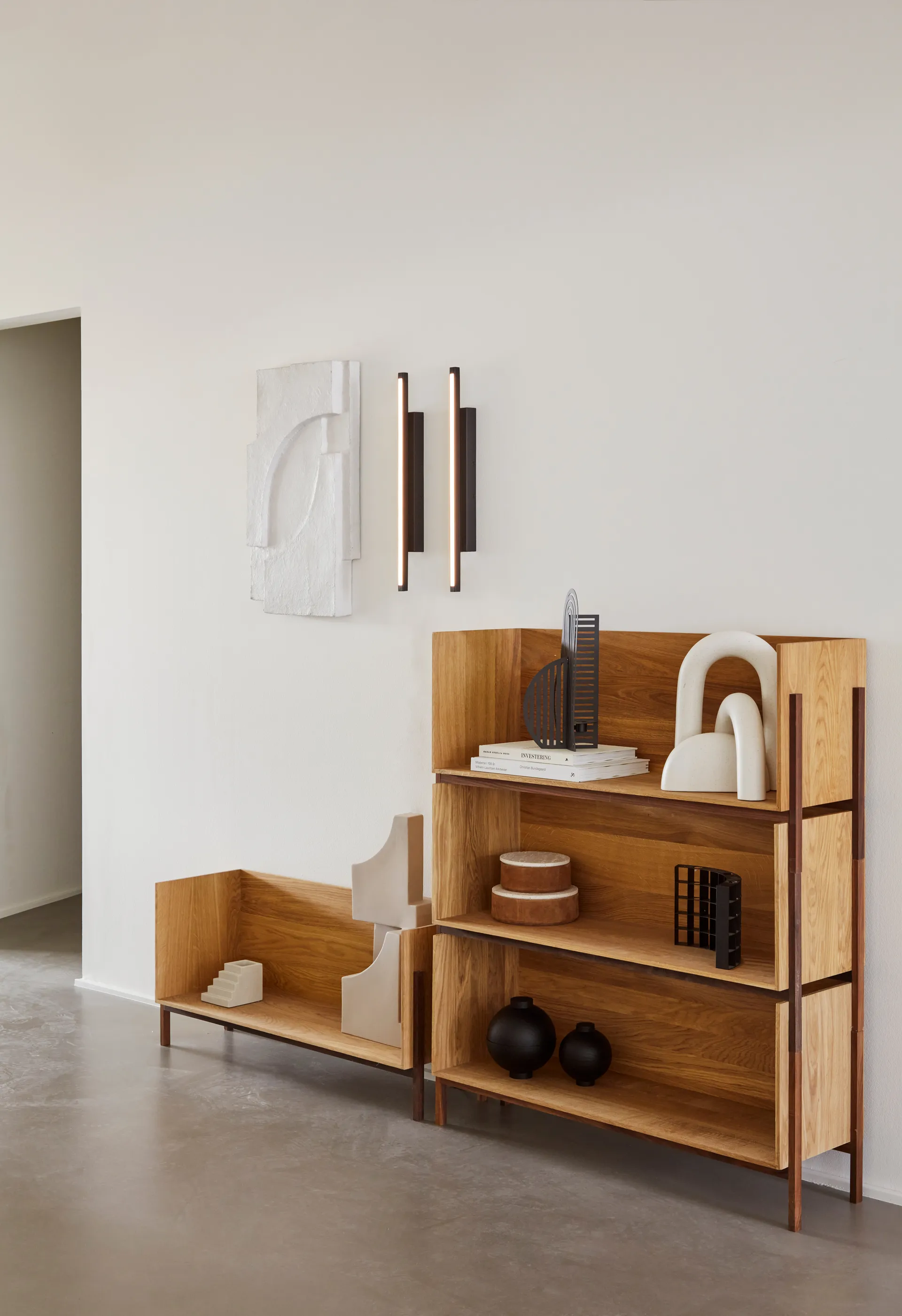 Serif Relief seinäkoriste M, Off white Kristina Dam Studio