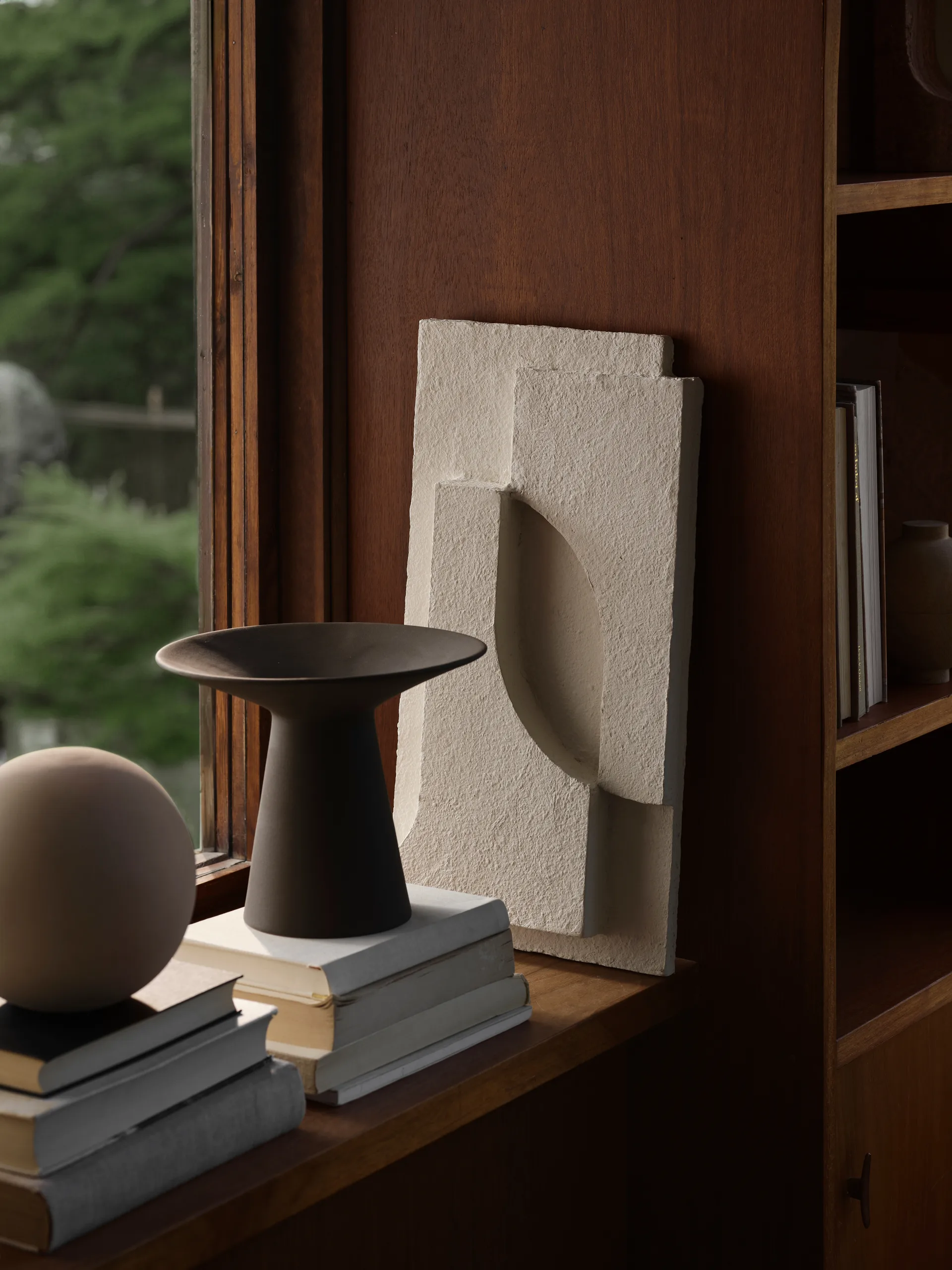 Serif Relief seinäkoriste S, Off white Kristina Dam Studio