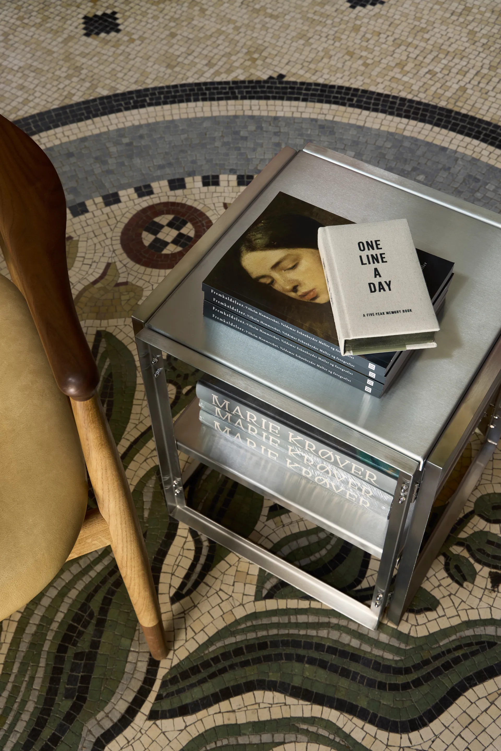 Taittuva sivupöytä 40×40 cm, Harjattu ruostumaton teräs Kristina Dam Studio