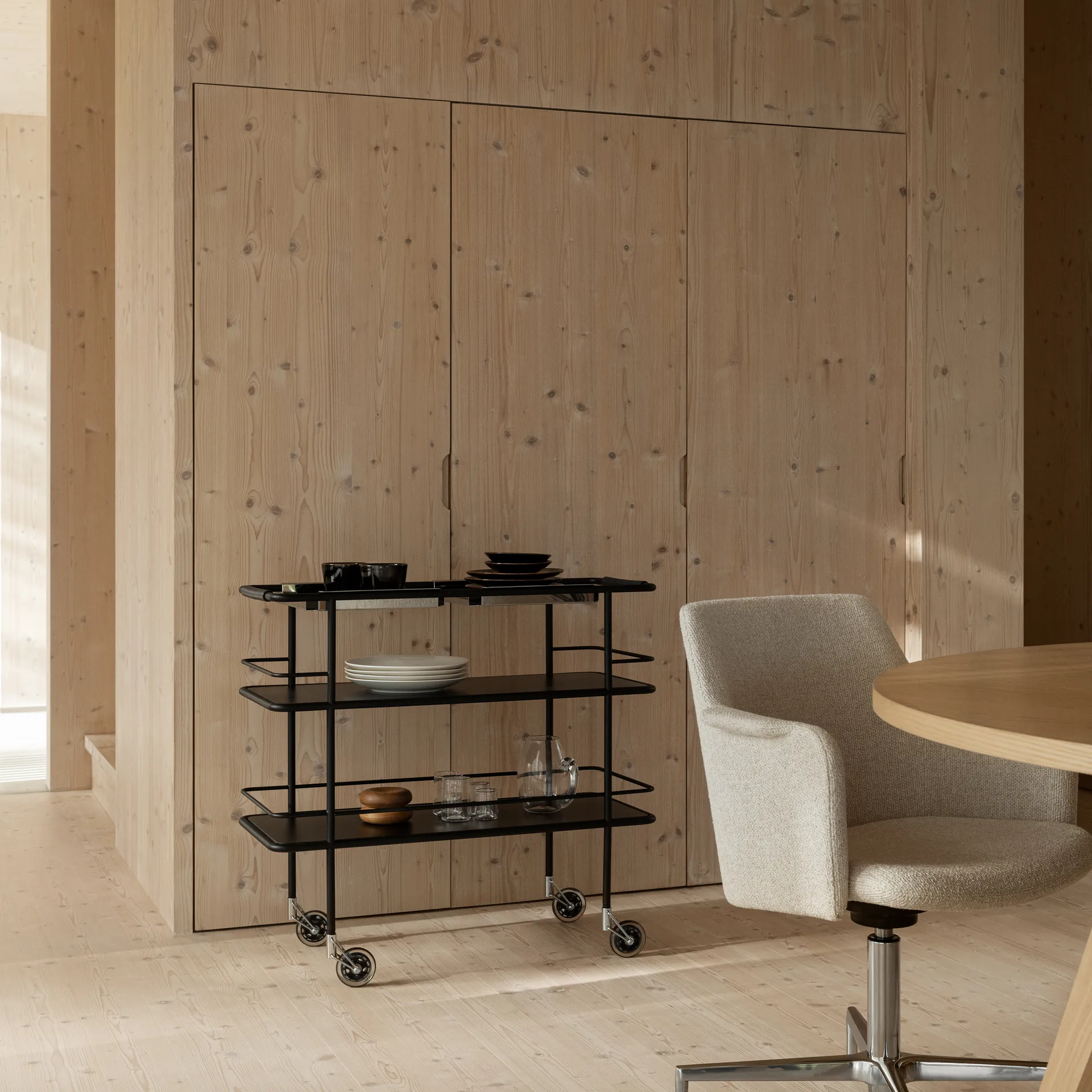 Cargo Support tarjoiluvaunu, Musta Lammhults