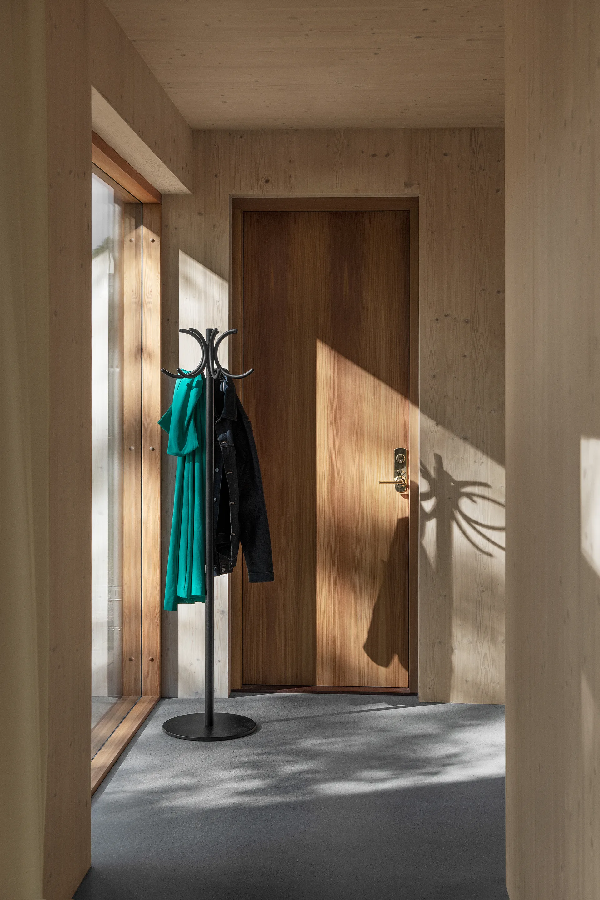 S70-12 vaatenaulakko, Black texture Lammhults