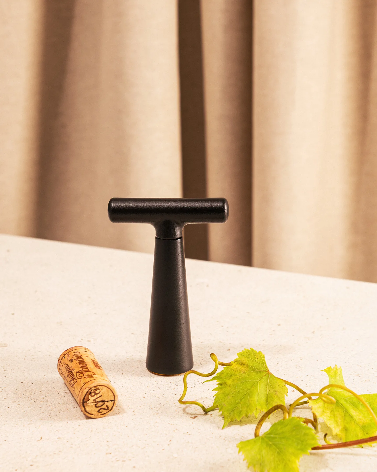 Le Vigneron viinipullonavaaja, Musta L'Atelier du Vin