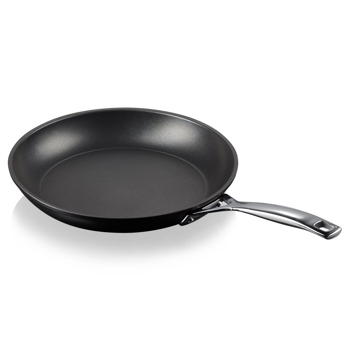 Le Creuset alumiininen paistinpannu 4,5x28 cm | Skandinaavinen Sisustus | Paistinpannut | Musta