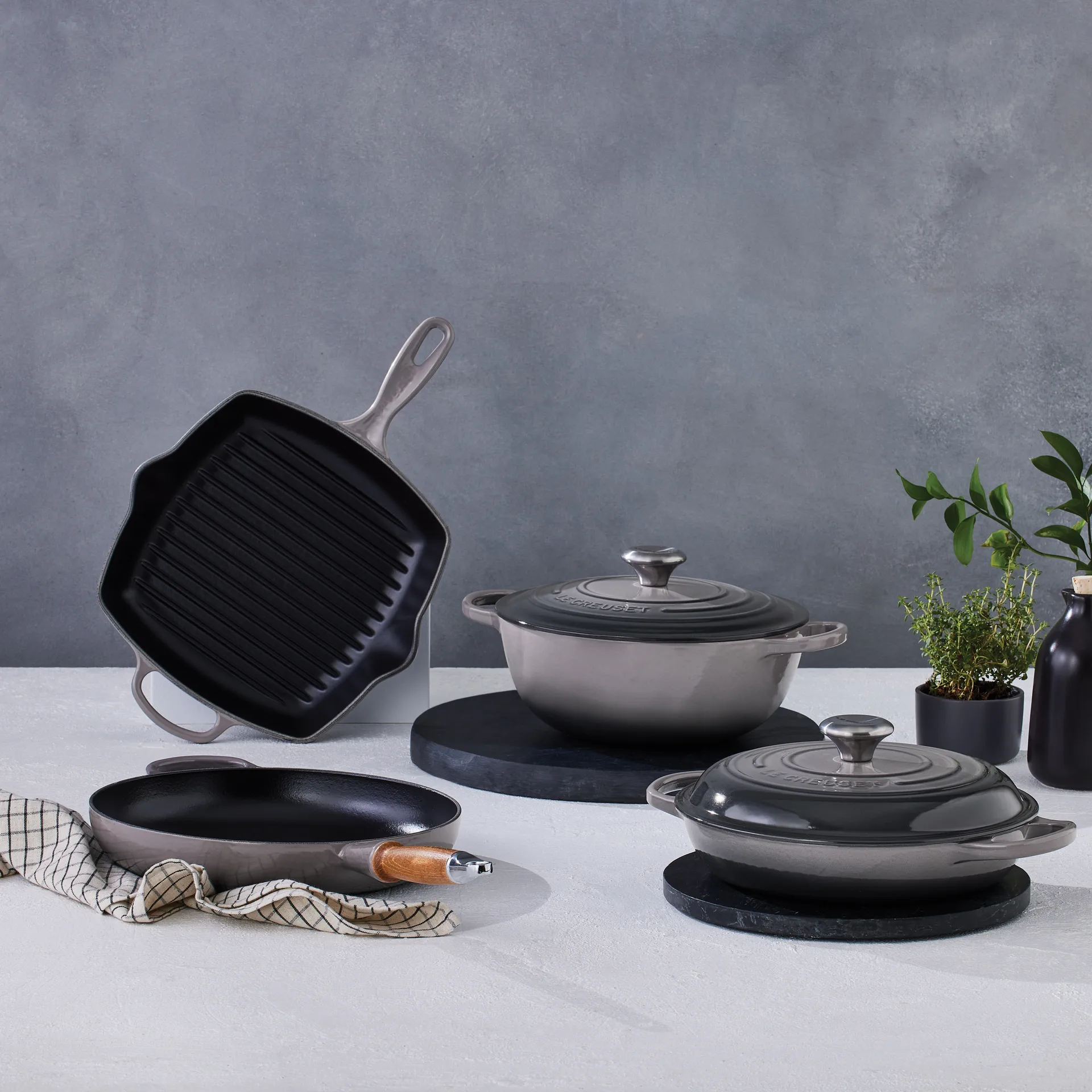 Le Creuset Signature -paistinpannu puukahvalla 28 cm, Flint Le Creuset