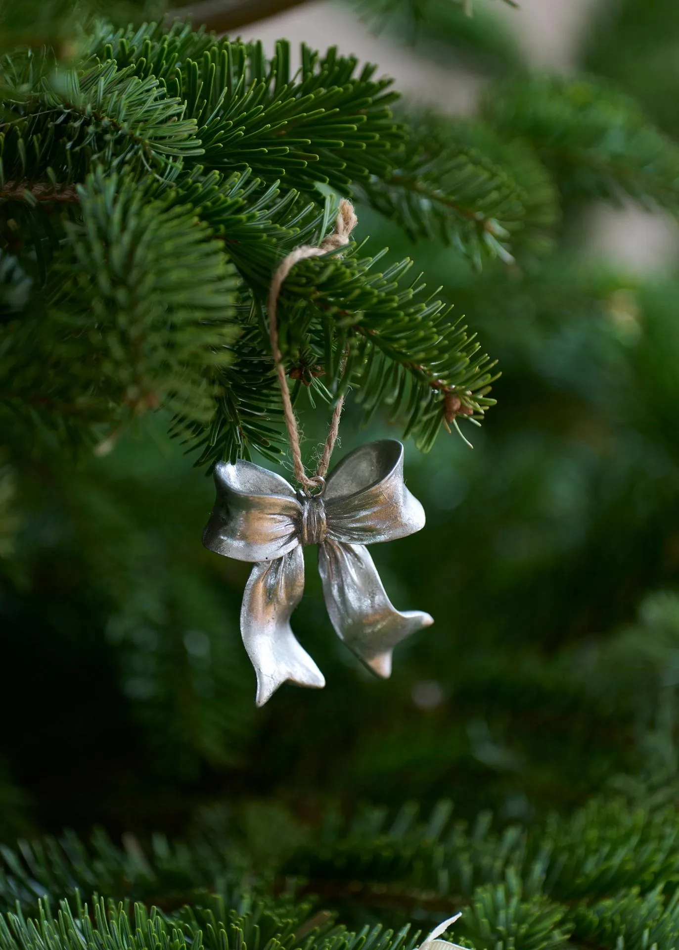 Serafina bow riipus, Hopeanvärinen, 6x2,5x6,7 cm Lene Bjerre