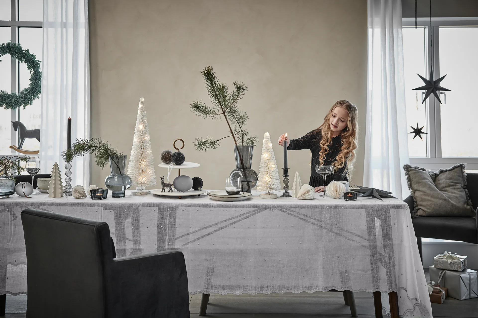 Velvetti joulupallo pitsillä Ø8 cm, dark grey Lene Bjerre