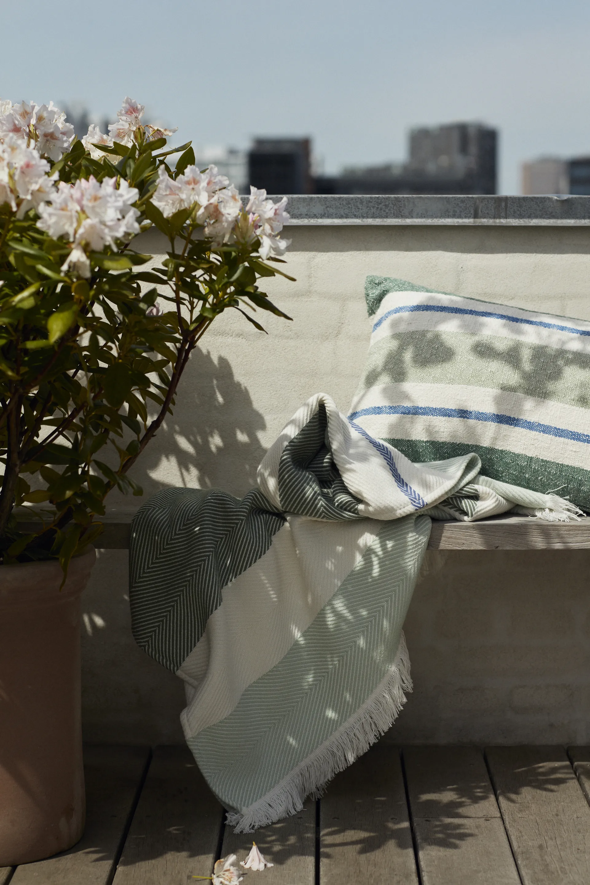 Herringbone Striped Recycled puuvillainen torkkupeitto, Vihreä-valkoinen Lexington