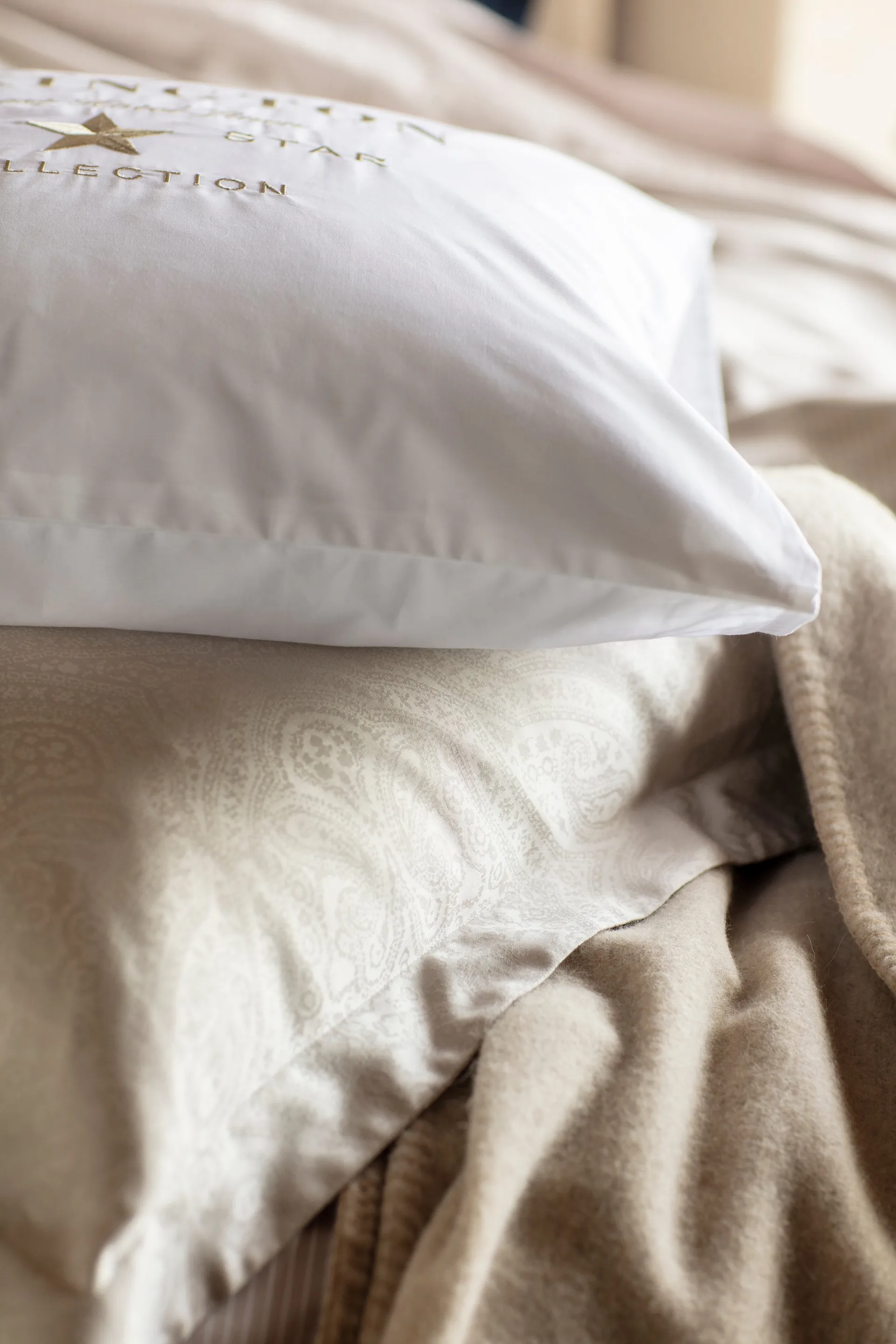 Hotel Embroidery tyynyliina 50x60 cm, Valkoinen-Vaaleanbeige Lexington