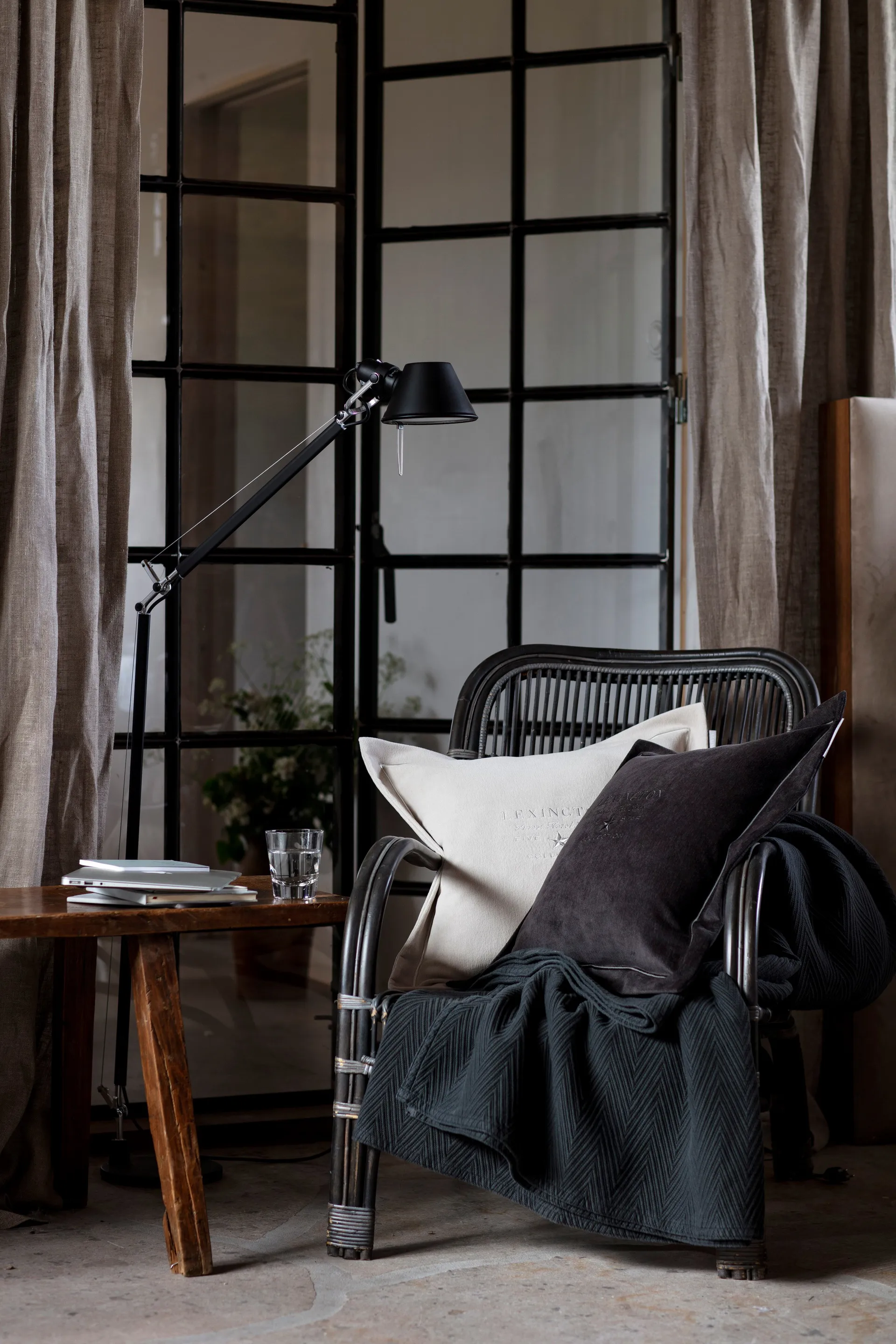 Hotel Velvet tyynynpäällinen 50x50 cm, Tummanharmaa Lexington