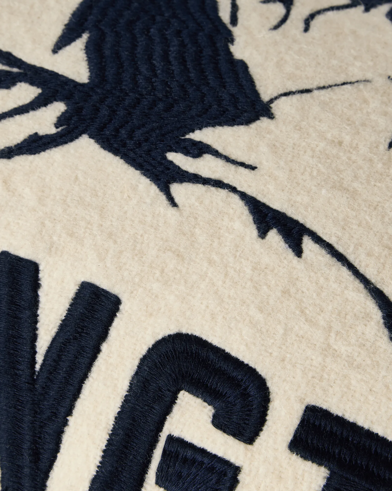 Mountains Logo -kuvioinen villasekoitekoristetyyny, White-navy, 50x30 cm Lexington