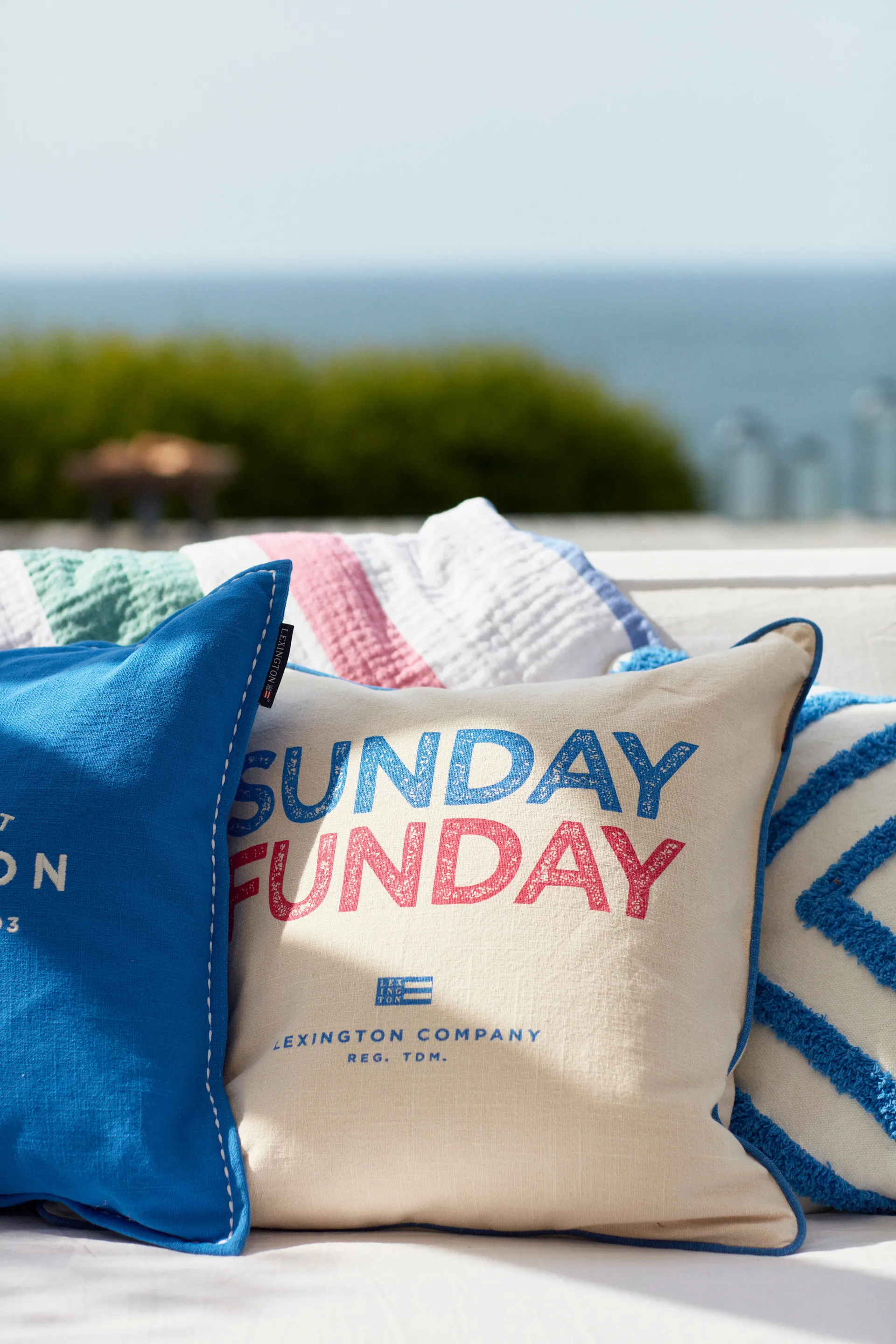 Sunday Funday Printed -tyynynpäällinen 50 x 50 cm, Beige-sininen-vaaleanpunainen Lexington