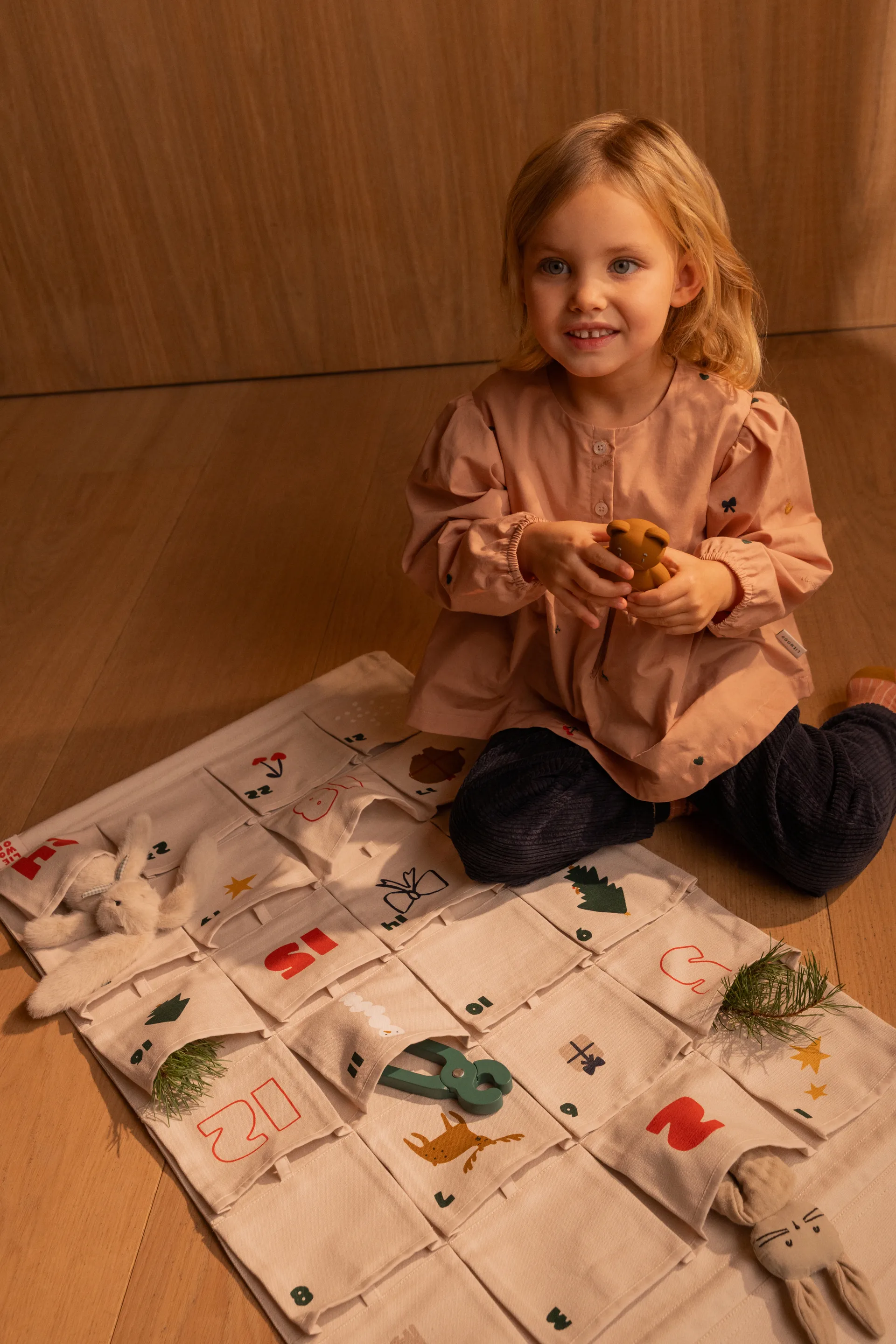 Babbo joulukalenteri, Holiday-Sandy Liewood